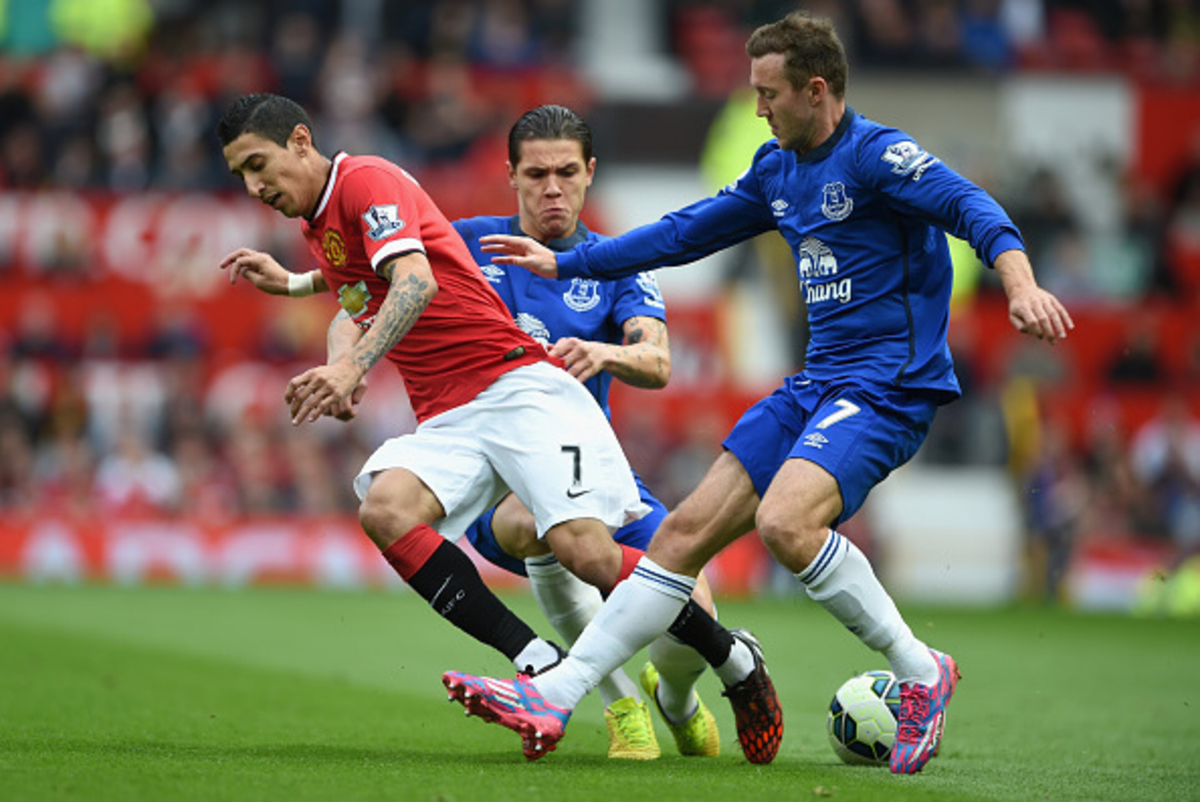 MANCHESTER, ENGLAND - OCTOBER 05:  Muhamed Besic and Aiden McGeady (R) of Everton challenge Angel Di Maria of Manchester United during the Barclays Premier League match between Manchester United and Everton at Old Trafford on October 5, 2014 in Manchester