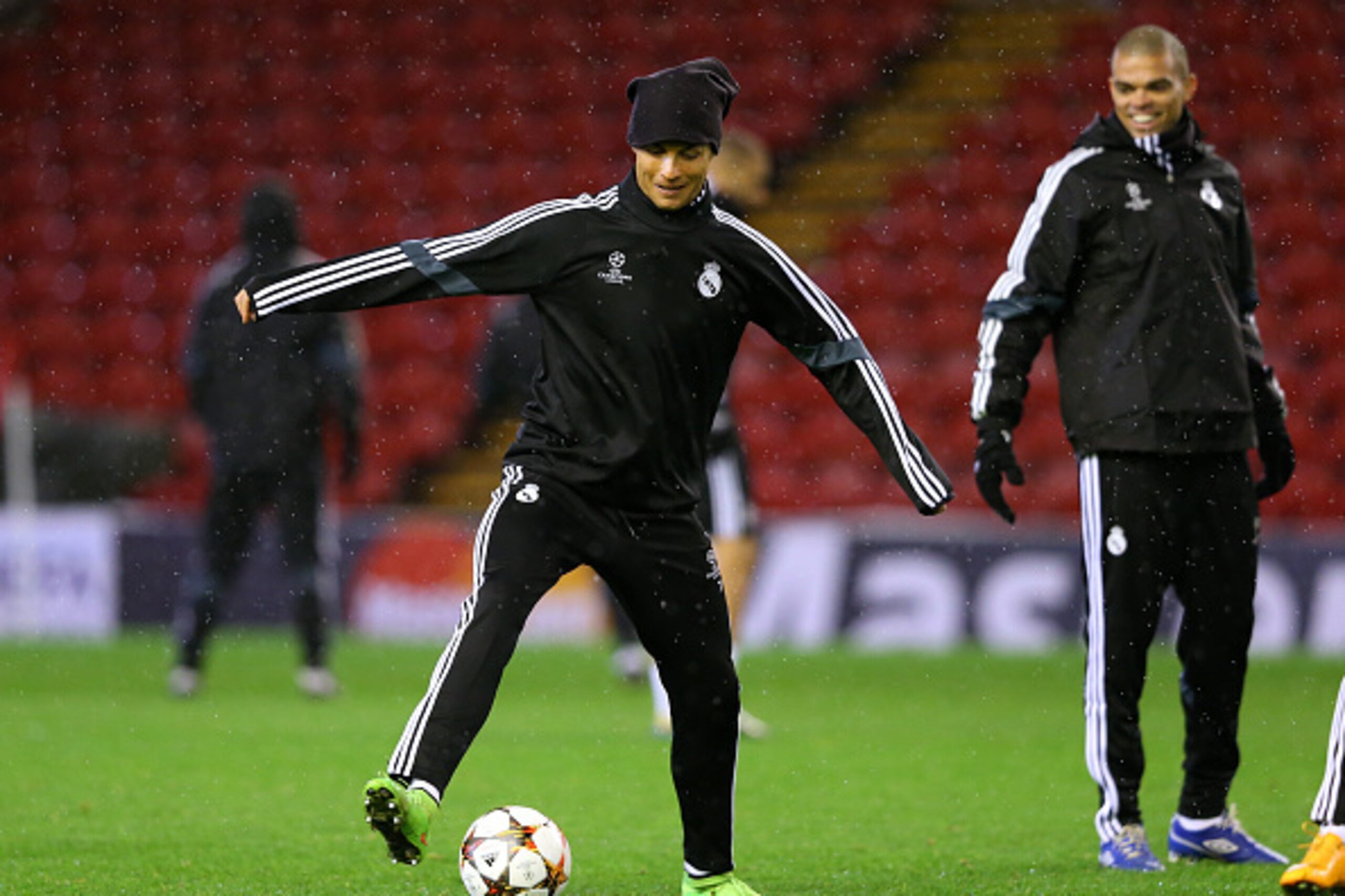 LIVERPOOL, ENGLAND - OCTOBER 21:  Cristiano Ronaldo of Real Madrid CF controls the ball during a training session at Anfield on October 21, 2014 in Liverpool, United Kingdom.  (Photo by Alex Livesey/Getty Images)