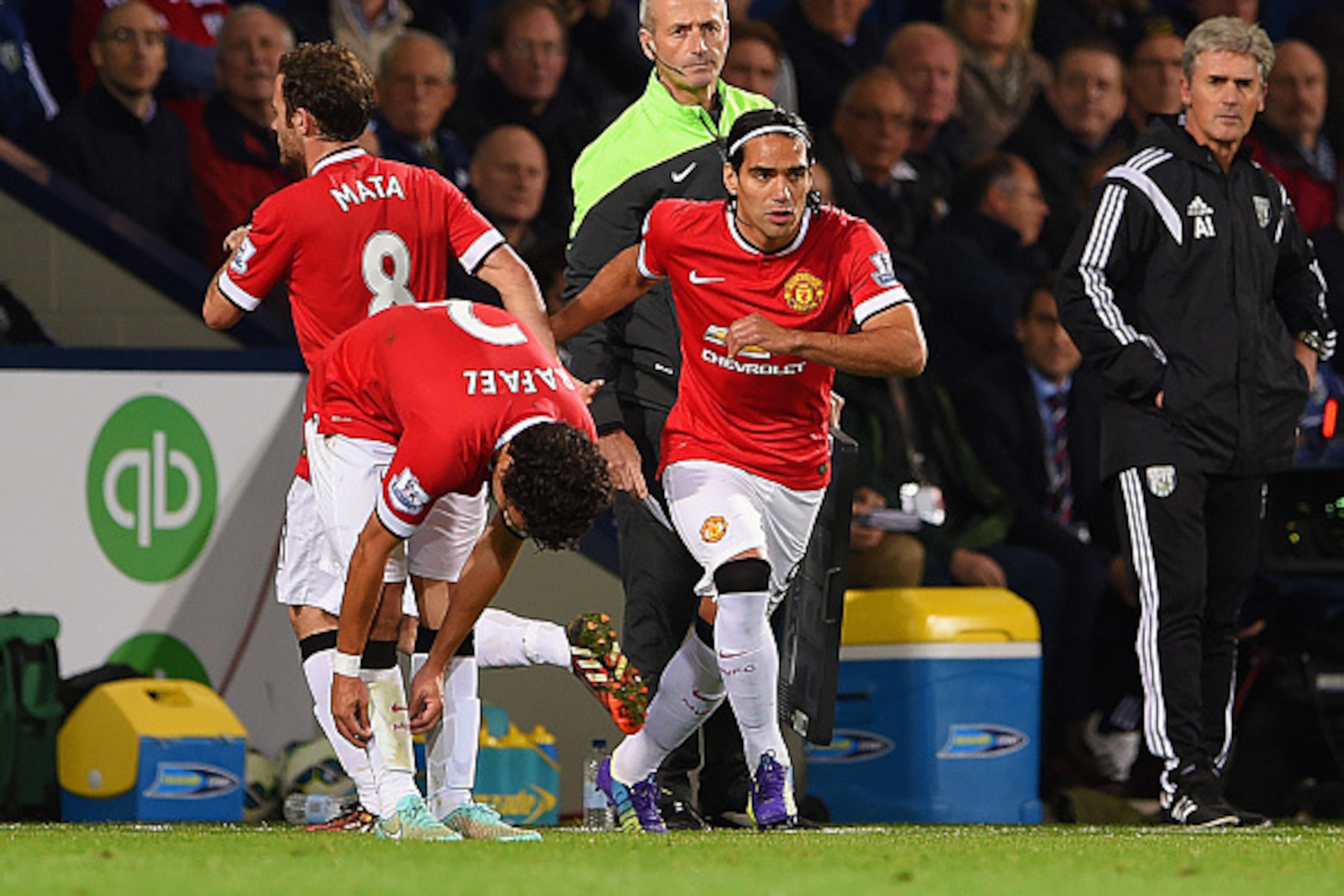 WEST BROMWICH, ENGLAND - OCTOBER 20:  Radamel Falcao of Manchester United replaces team mate Juan Mata (L) as a substitute during the Barclays Premier League match between West Bromwich Albion and Manchester United at The Hawthorns on October 20, 2014 in 