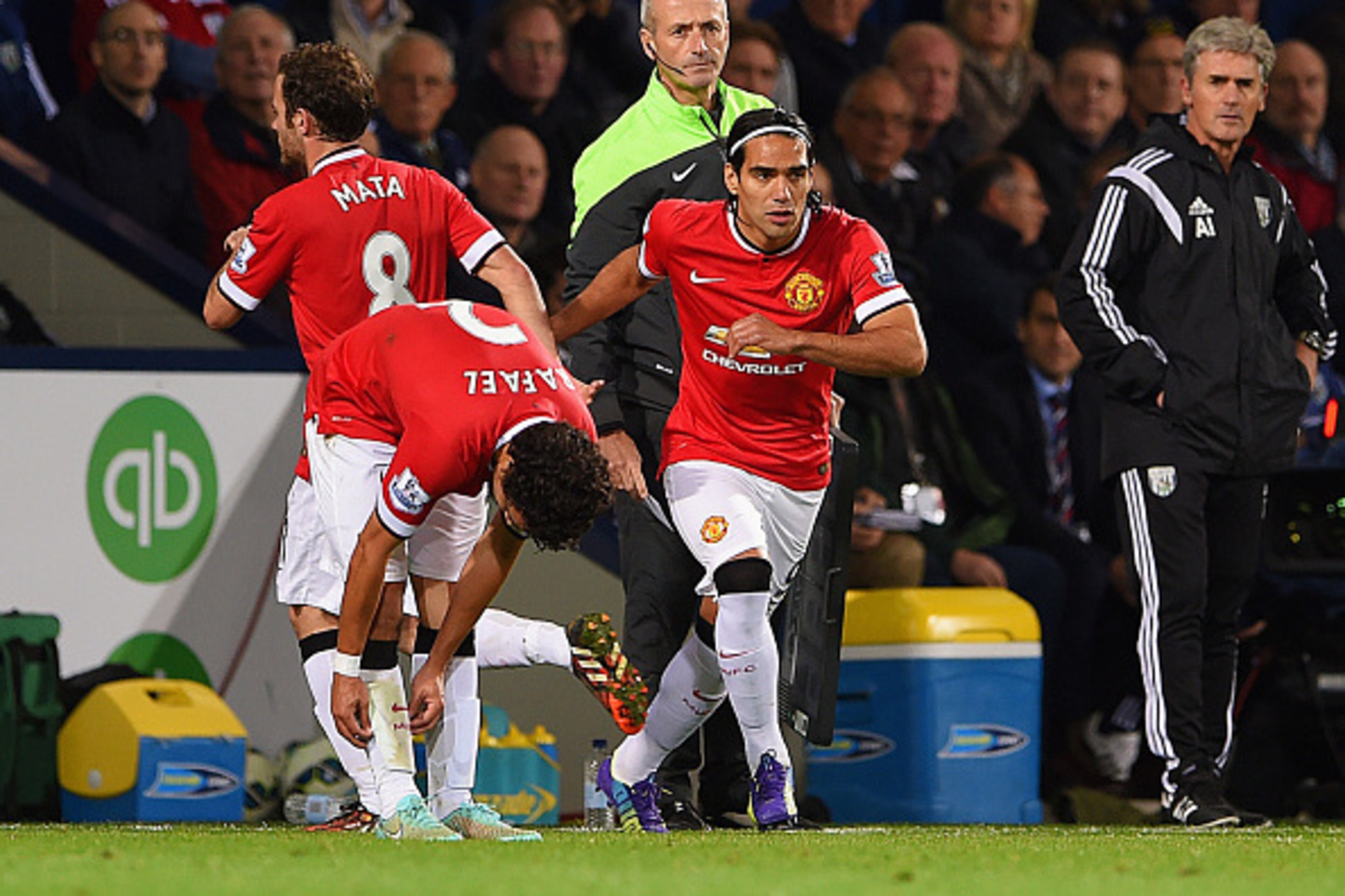 WEST BROMWICH, ENGLAND - OCTOBER 20:  Radamel Falcao of Manchester United replaces team mate Juan Mata (L) as a substitute during the Barclays Premier League match between West Bromwich Albion and Manchester United at The Hawthorns on October 20, 2014 in 