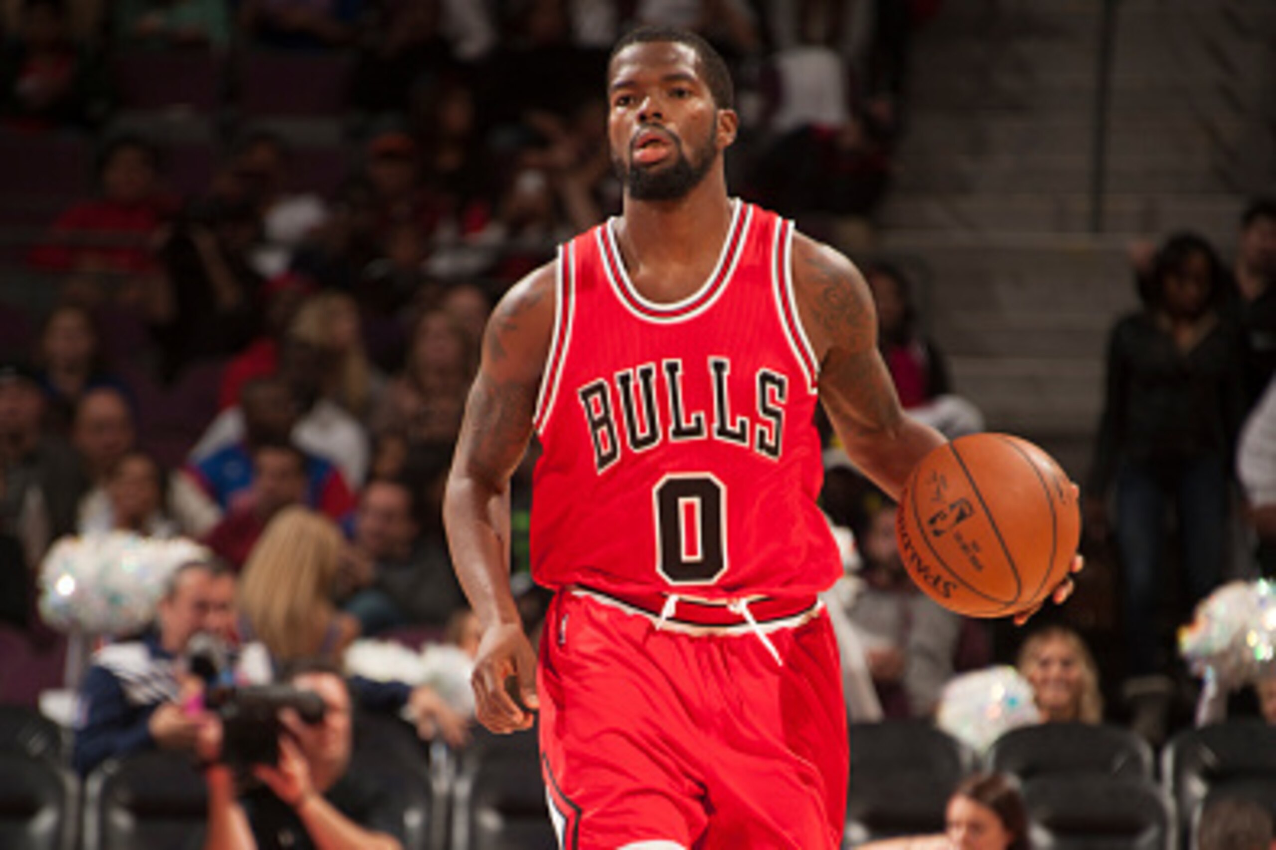 AUBURN HILLS, MI - OCTOBER 7:  Aaron Brooks #0 of the Chicago Bulls handles the ball against the Detroit Pistons on October 7, 2014 at The Palace of Auburn Hills in Auburn Hills, Michigan. NOTE TO USER: User expressly acknowledges and agrees that, by down