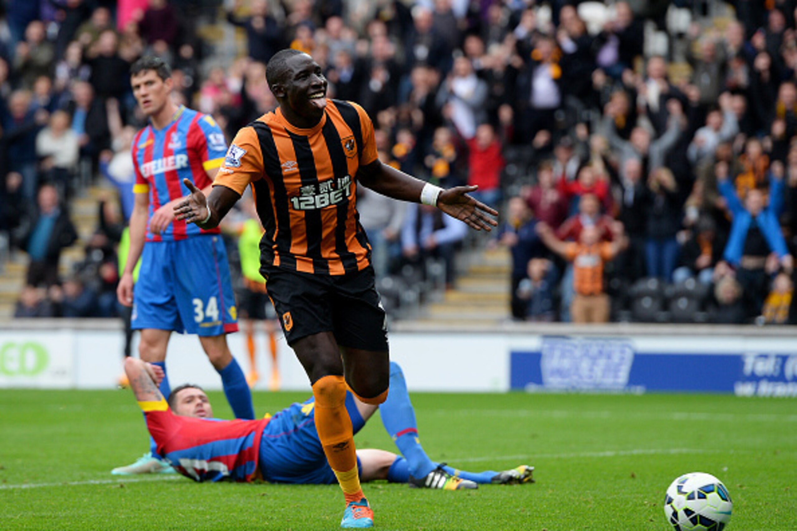 HULL, ENGLAND - OCTOBER 04:  Mohamed Diame of Hull City celebrates after scoring the opening goal during the Barclays Premier League match between Hull City and Crystal Palace at KC Stadium on October 4, 2014 in Hull, England.  (Photo by Gareth Copley/Get