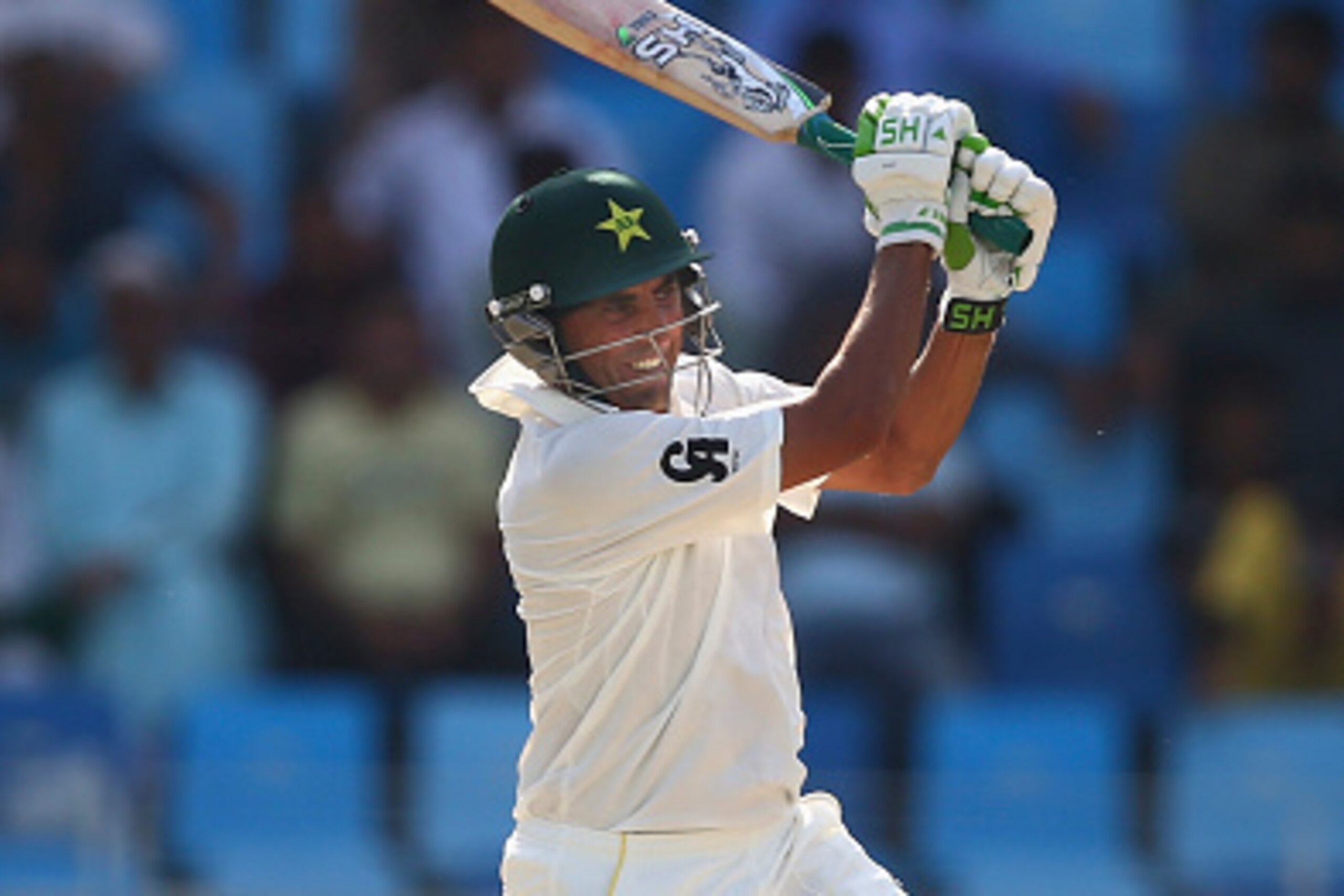 DUBAI, UNITED ARAB EMIRATES - OCTOBER 22:  Younis Khan of Pakistan bats during Day One of the First Test between Pakistan and Australia at Dubai International Stadium on October 22, 2014 in Dubai, United Arab Emirates.  (Photo by Ryan Pierse/Getty Images)