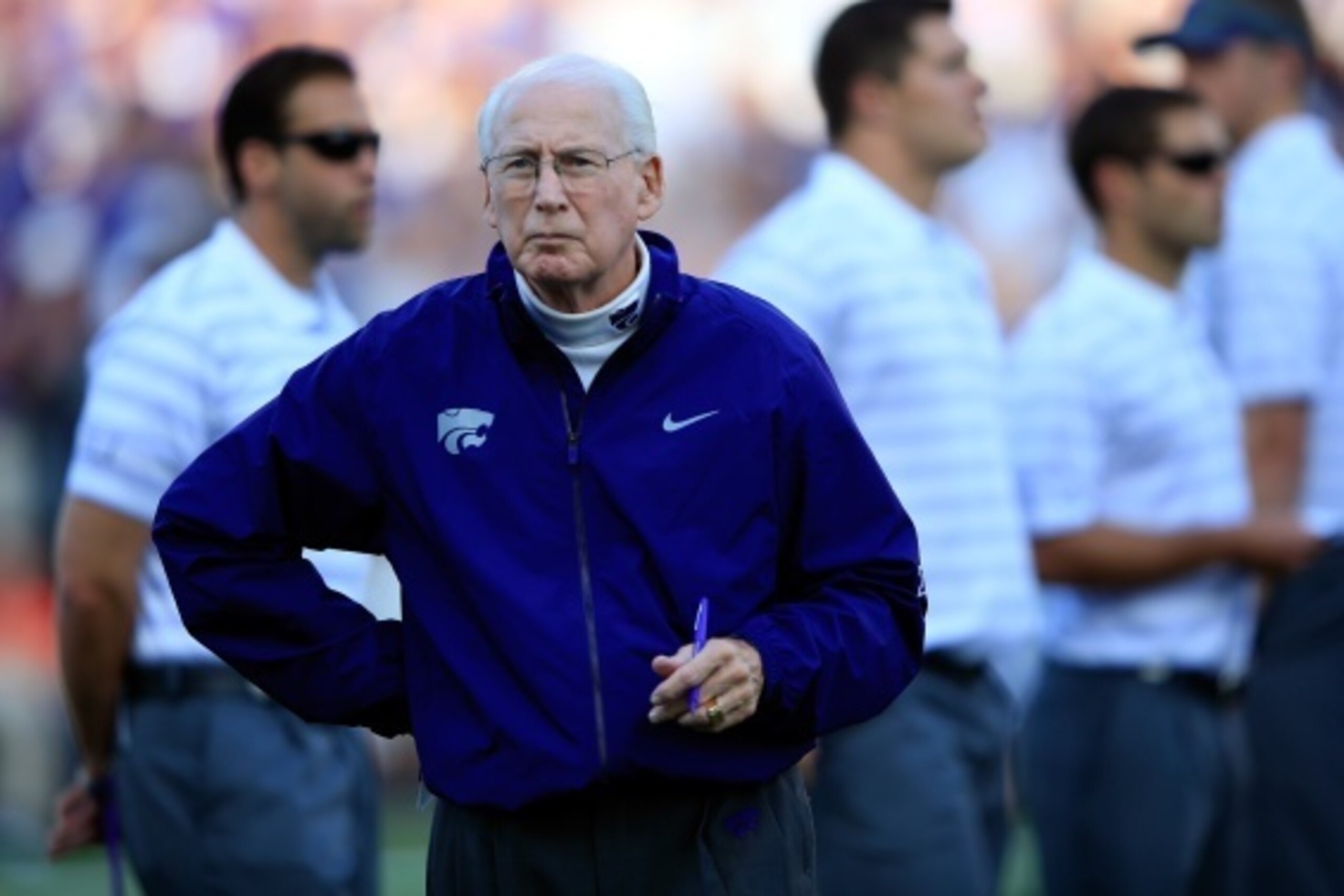 MANHATTAN, KS - SEPTEMBER 18: Head coach Bill Snyder of the Kansas State Wildcats watches pre-game warm-ups prior to the game against the Auburn Tigers at Bill Snyder Family Football Stadium on September 18, 2014 in Manhattan, Kansas. (Photo by Jamie Sq MANHATTAN, KS - SEPTEMBER 18: Head coach Bill Snyder of the Kansas State Wildcats watches pre-game warm-ups prior to the game against the Auburn Tigers at Bill Snyder Family Football Stadium on September 18, 2014 in Manhattan, Kansas. (Photo by Jamie Sq