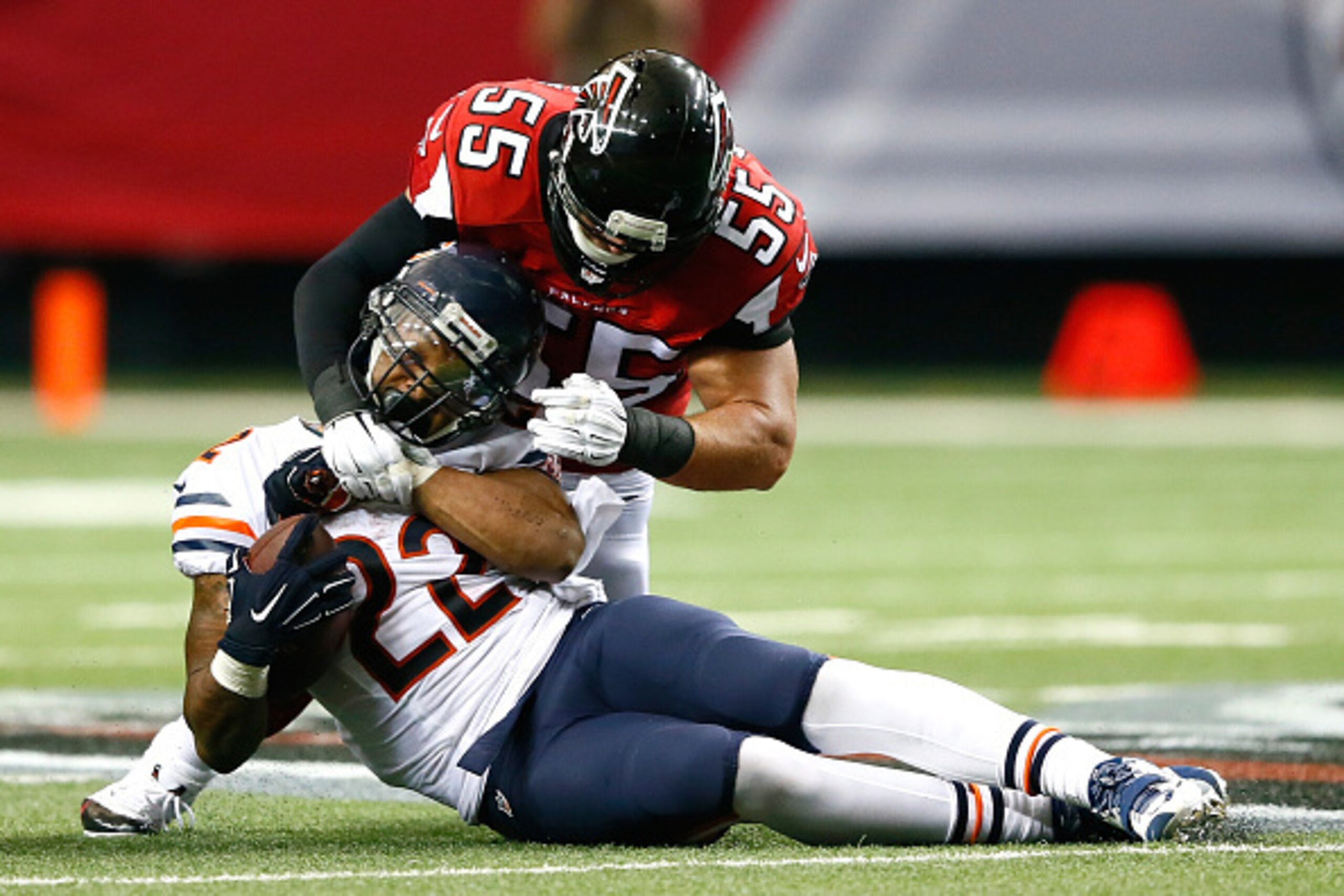 ATLANTA, GA - OCTOBER 12: Paul Worrilow #55 of the Atlanta Falcons tackles Matt Forte #22 of the Chicago Bears at Georgia Dome on October 12, 2014 in Atlanta, Georgia. (Photo by Kevin C. Cox/Getty Images) ATLANTA, GA - OCTOBER 12: Paul Worrilow #55 of the Atlanta Falcons tackles Matt Forte #22 of the Chicago Bears at Georgia Dome on October 12, 2014 in Atlanta, Georgia. (Photo by Kevin C. Cox/Getty Images)