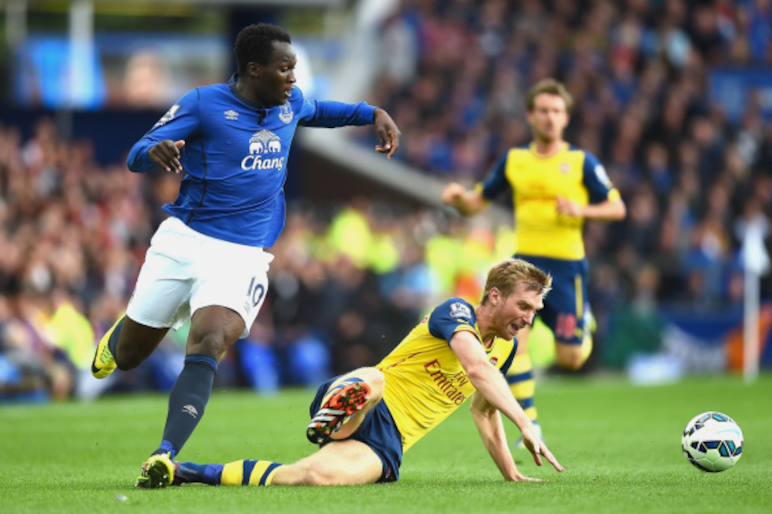 LIVERPOOL, ENGLAND - AUGUST 23:  Per Mertesacker of Arsenal competes with Romelu Lukaku of Everton during the Barclays Premier League match between Everton and Arsenal at Goodison Park on August 23, 2014 in Liverpool, England.  (Photo by Laurence Griffith