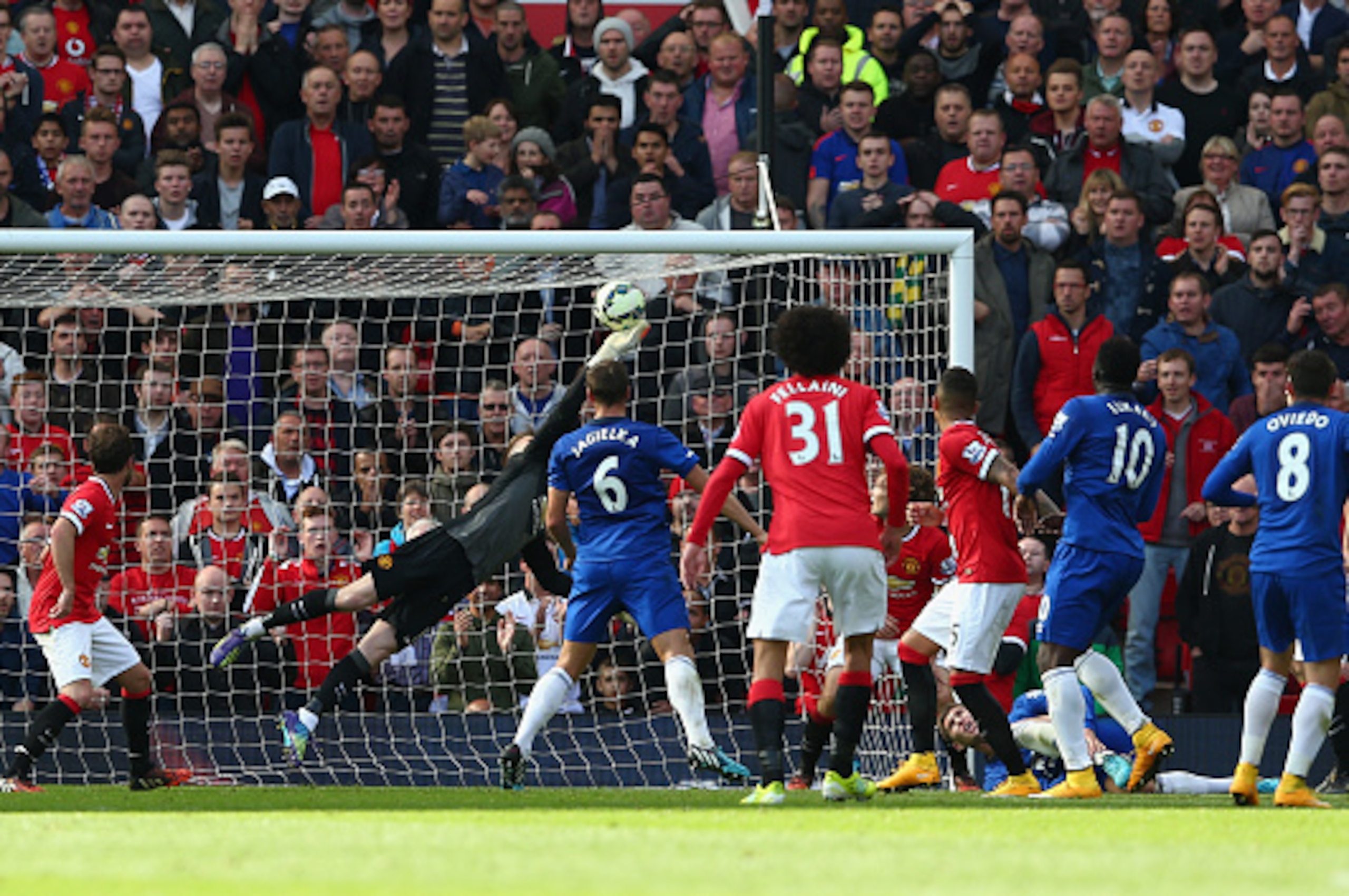 MANCHESTER, ENGLAND - OCTOBER 05: David De Gea of Manchester United saves the shot of Bryan Oviedo of Everton during the Barclays Premier League match between Manchester United and Everton at Old Trafford on October 5, 2014 in Manchester, England. (Phot MANCHESTER, ENGLAND - OCTOBER 05: David De Gea of Manchester United saves the shot of Bryan Oviedo of Everton during the Barclays Premier League match between Manchester United and Everton at Old Trafford on October 5, 2014 in Manchester, England. (Phot