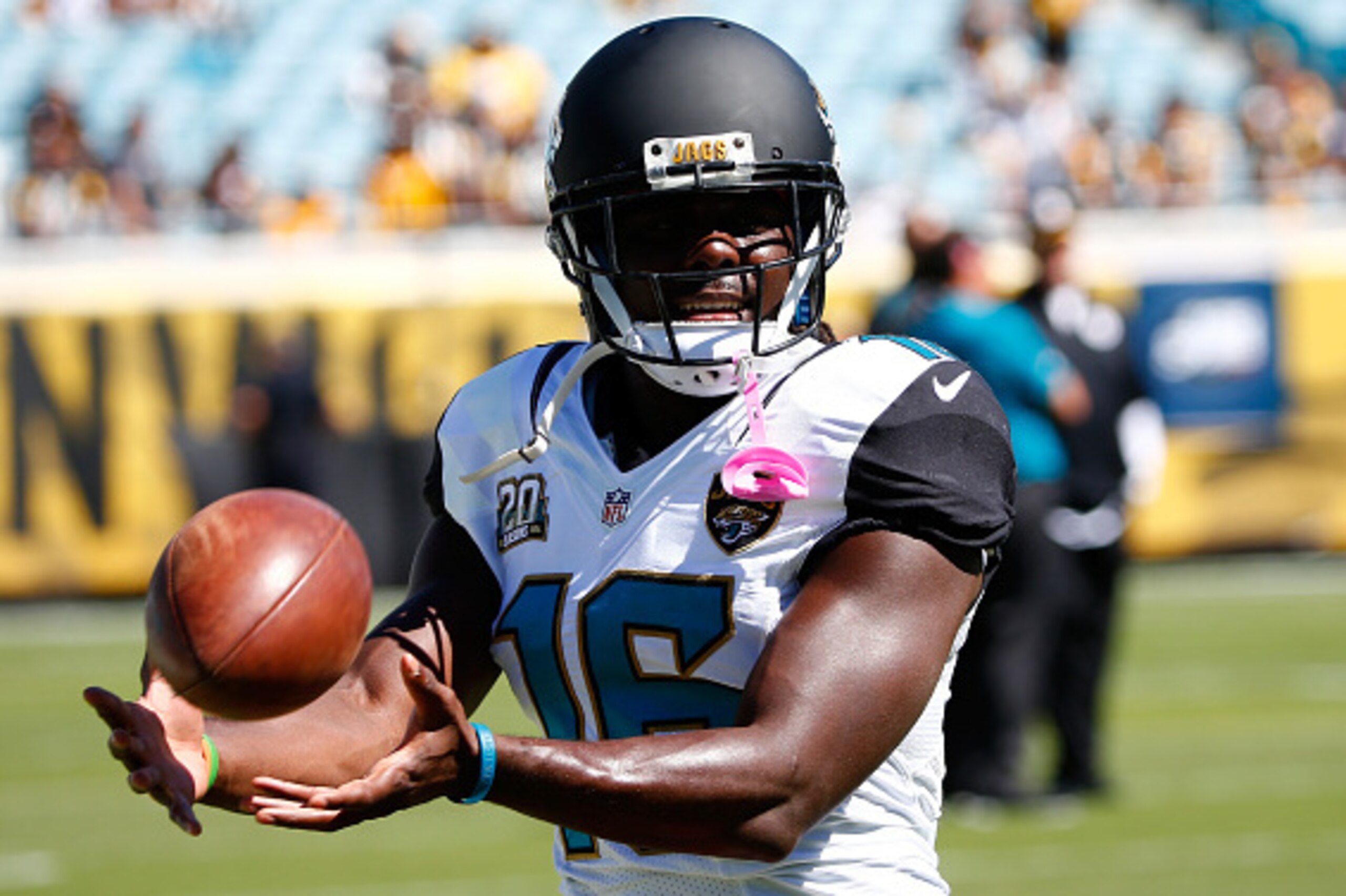 JACKSONVILLE, FL - OCTOBER 05:   Denard Robinson #16 of the Jacksonville Jaguars warms up before the game against the Pittsburgh Steelers at EverBank Field on October 5, 2014 in Jacksonville, Florida.  (Photo by Sam Greenwood/Getty Images)