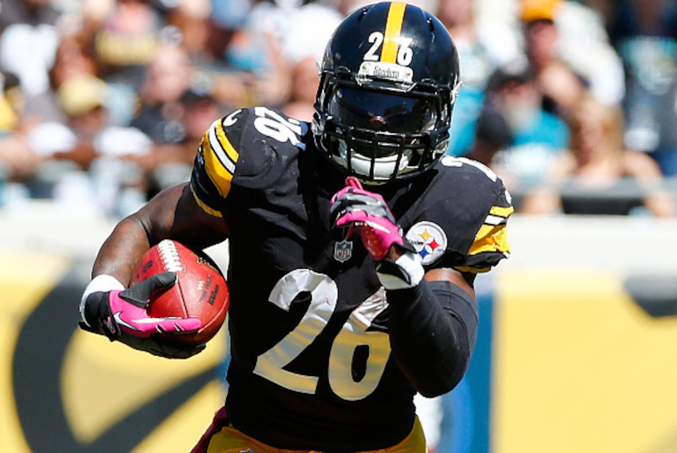 JACKSONVILLE, FL - OCTOBER 05:  Le'Veon Bell #26 of the Pittsburgh Steelers runs for yardage during the game against the Jacksonville Jaguars at EverBank Field on October 5, 2014 in Jacksonville, Florida.  (Photo by Sam Greenwood/Getty Images)