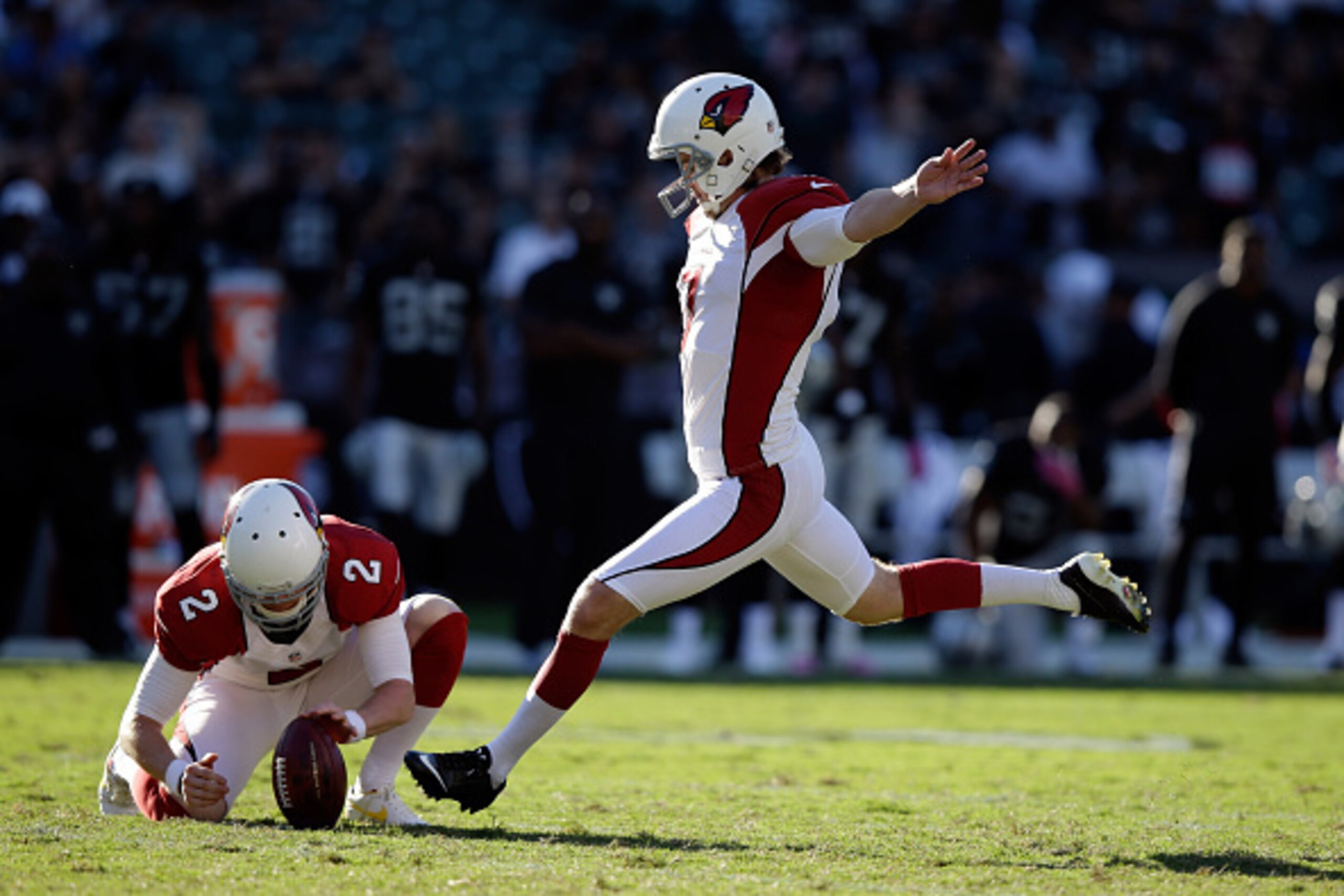 OAKLAND, CA - OCTOBER 19:  Chandler Catanzaro #7 of the Arizona Cardinals kicks a field goal against the Oakland Raiders at O.co Coliseum on October 19, 2014 in Oakland, California.  (Photo by Ezra Shaw/Getty Images)