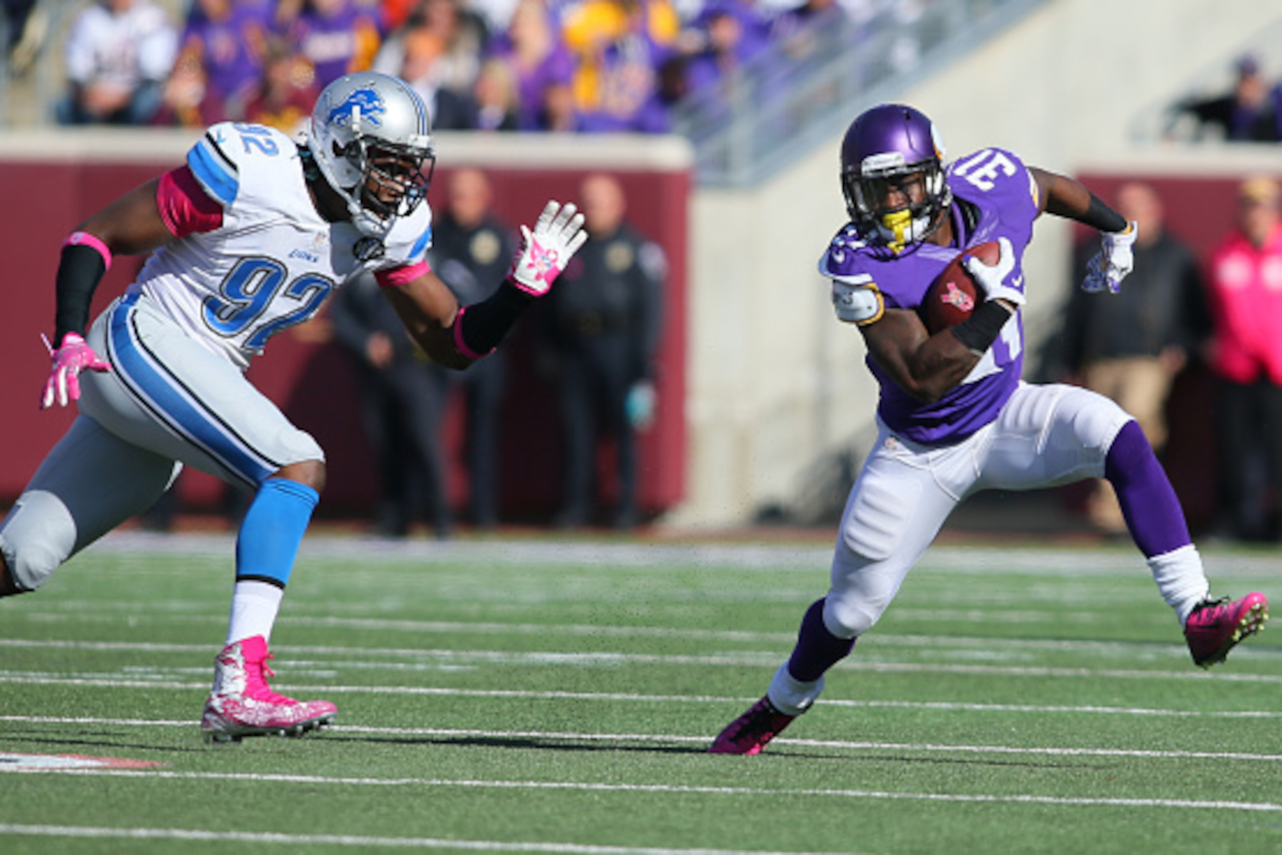 MINNEAPOLIS, MN - OCTOBER 12:  Jerick McKinnon #31 of the Minnesota Vikings carries the ball against Devin Taylor #92 of the Detroit Lions during the fourth quarter on October 12, 2014 at TCF Bank Stadium in Minneapolis, Minnesota. (Photo by Adam Bettcher