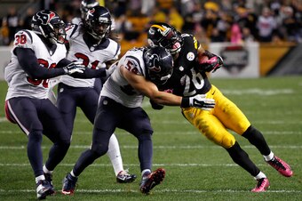 PITTSBURGH, PA - OCTOBER 20:  Le'Veon Bell #26 of the Pittsburgh Steelers runs the ball in the first half against the Houston Texans during their game at Heinz Field on October 20, 2014 in Pittsburgh, Pennsylvania.  (Photo by Justin K. Aller/Getty Images)
