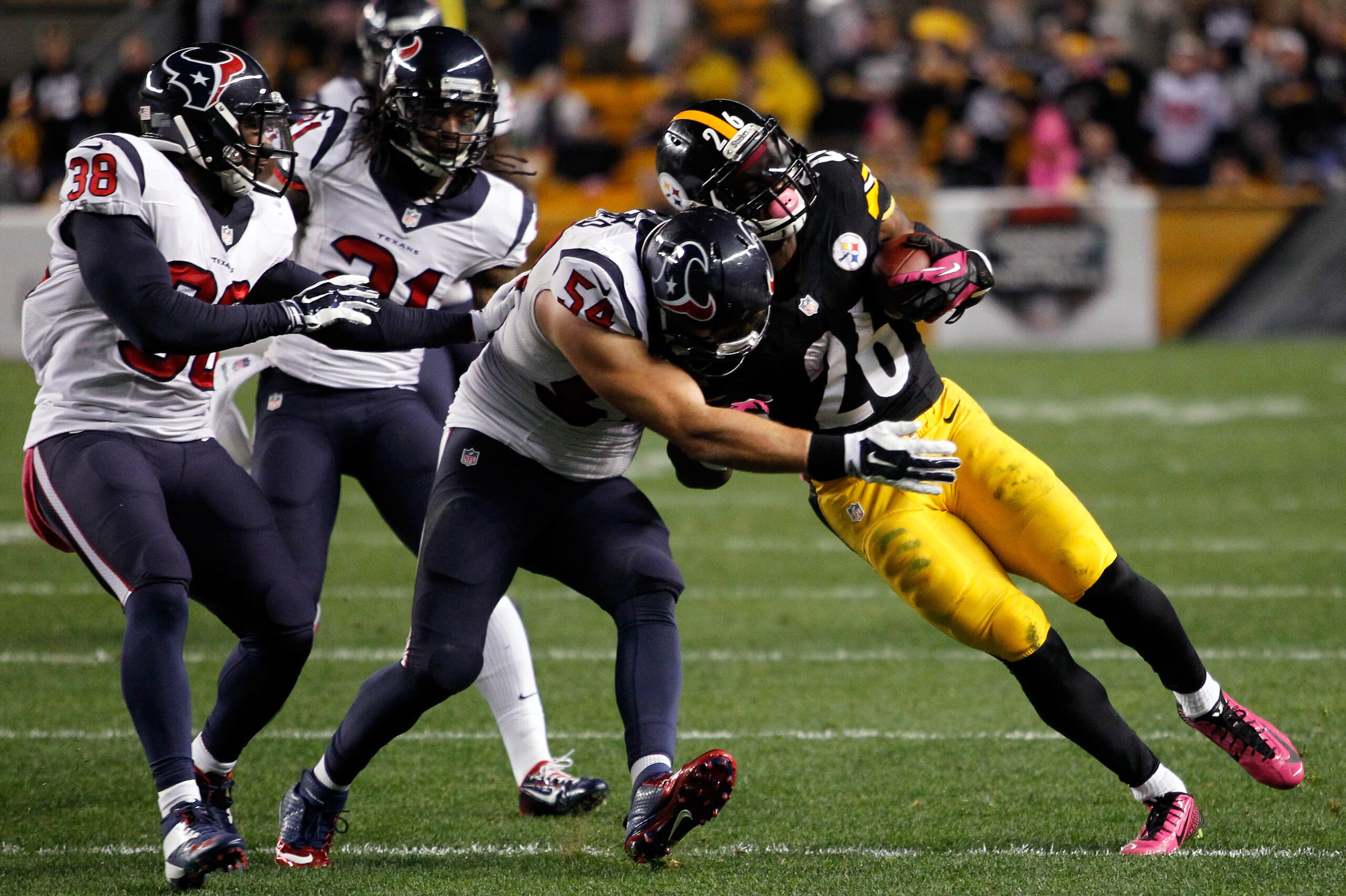 PITTSBURGH, PA - OCTOBER 20:  Le'Veon Bell #26 of the Pittsburgh Steelers runs the ball in the first half against the Houston Texans during their game at Heinz Field on October 20, 2014 in Pittsburgh, Pennsylvania.  (Photo by Justin K. Aller/Getty Images)
