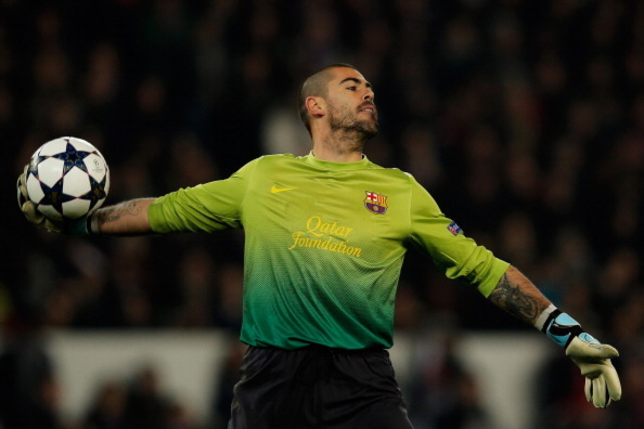 PARIS, FRANCE - APRIL 02:  Goalkeeper, Victor Valdes of Barcelona throws the ball during the UEFA Champions League Quarter Final match between Paris Saint-Germain and Barcelona FCB at Parc des Princes on April 2, 2013 in Paris, France.  (Photo by Dean Mou
