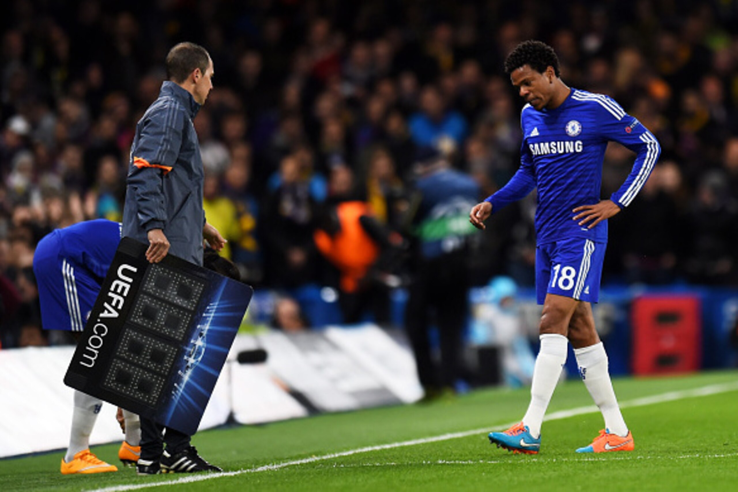 LONDON, ENGLAND - OCTOBER 21: Loic Remy of Chelsea leaves the pitch injured after scoring his team's opening goal during the UEFA Champions League Group G match between Chelsea FC and NK Maribor at Stamford Bridge on October 21, 2014 in London, United Ki LONDON, ENGLAND - OCTOBER 21: Loic Remy of Chelsea leaves the pitch injured after scoring his team's opening goal during the UEFA Champions League Group G match between Chelsea FC and NK Maribor at Stamford Bridge on October 21, 2014 in London, United Ki