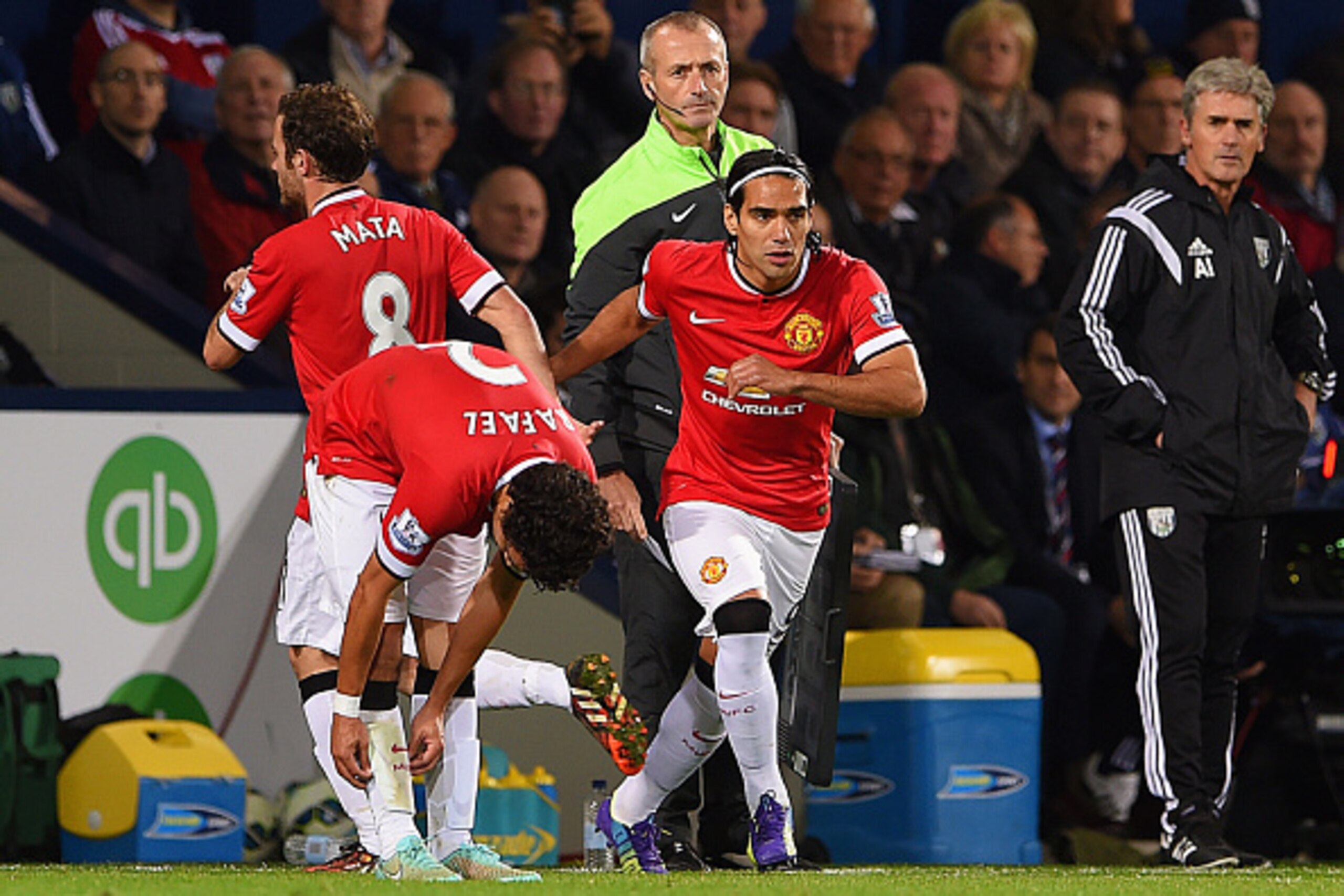 WEST BROMWICH, ENGLAND - OCTOBER 20:  Radamel Falcao of Manchester United replaces team mate Juan Mata (L) as a substitute during the Barclays Premier League match between West Bromwich Albion and Manchester United at The Hawthorns on October 20, 2014 in 