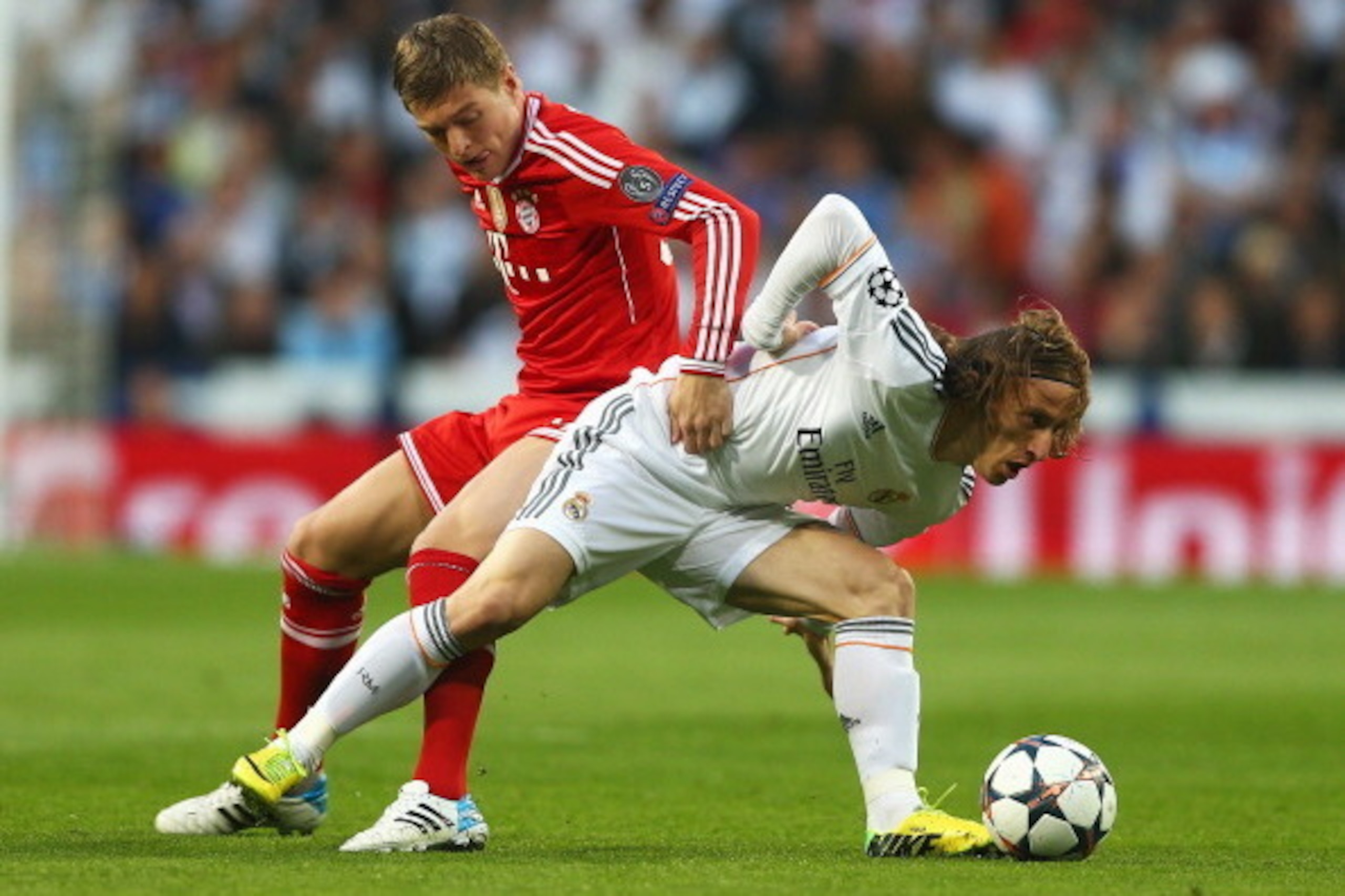 MADRID, SPAIN - APRIL 23:  Toni Kroos of Bayern Muenchen challenges Luka Modric of Real Madrid during the UEFA Champions League semi-final first leg match between Real Madrid and FC Bayern Muenchen at the Estadio Santiago Bernabeu on April 23, 2014 in Mad