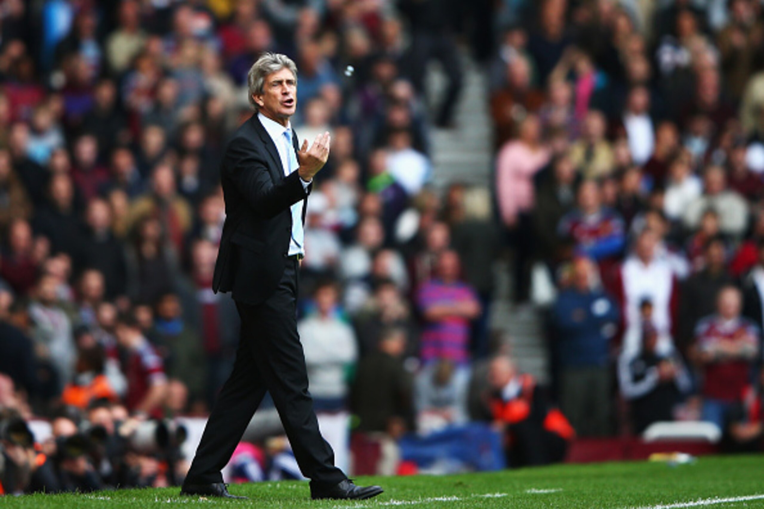 LONDON, ENGLAND - OCTOBER 25:  Manuel Pellegrini, manager of Manchester City gives instructions during the Barclays Premier League match between West Ham United and Manchester City at Boleyn Ground on October 25, 2014 in London, England.  (Photo by Ian Wa