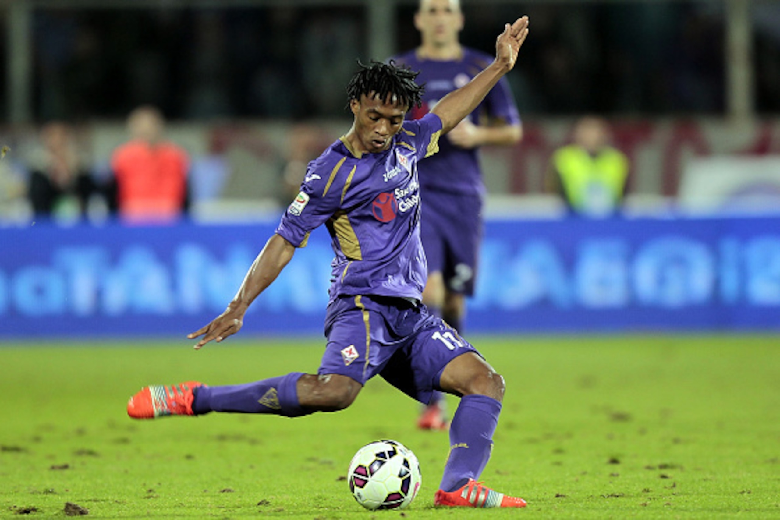 FLORENCE, ITALY - SEPTEMBER 24: Guillermo Cuadrado of ACF Fiorentina in action during the Serie A match between ACF Fiorentina and US Sassuolo Calcio at Stadio Artemio Franchi on September 24, 2014 in Florence, Italy.  (Photo by Gabriele Maltinti/Getty Im