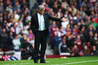 LONDON, ENGLAND - OCTOBER 25:  Manuel Pellegrini, manager of Manchester City gives instructions during the Barclays Premier League match between West Ham United and Manchester City at Boleyn Ground on October 25, 2014 in London, England.  (Photo by Ian Wa