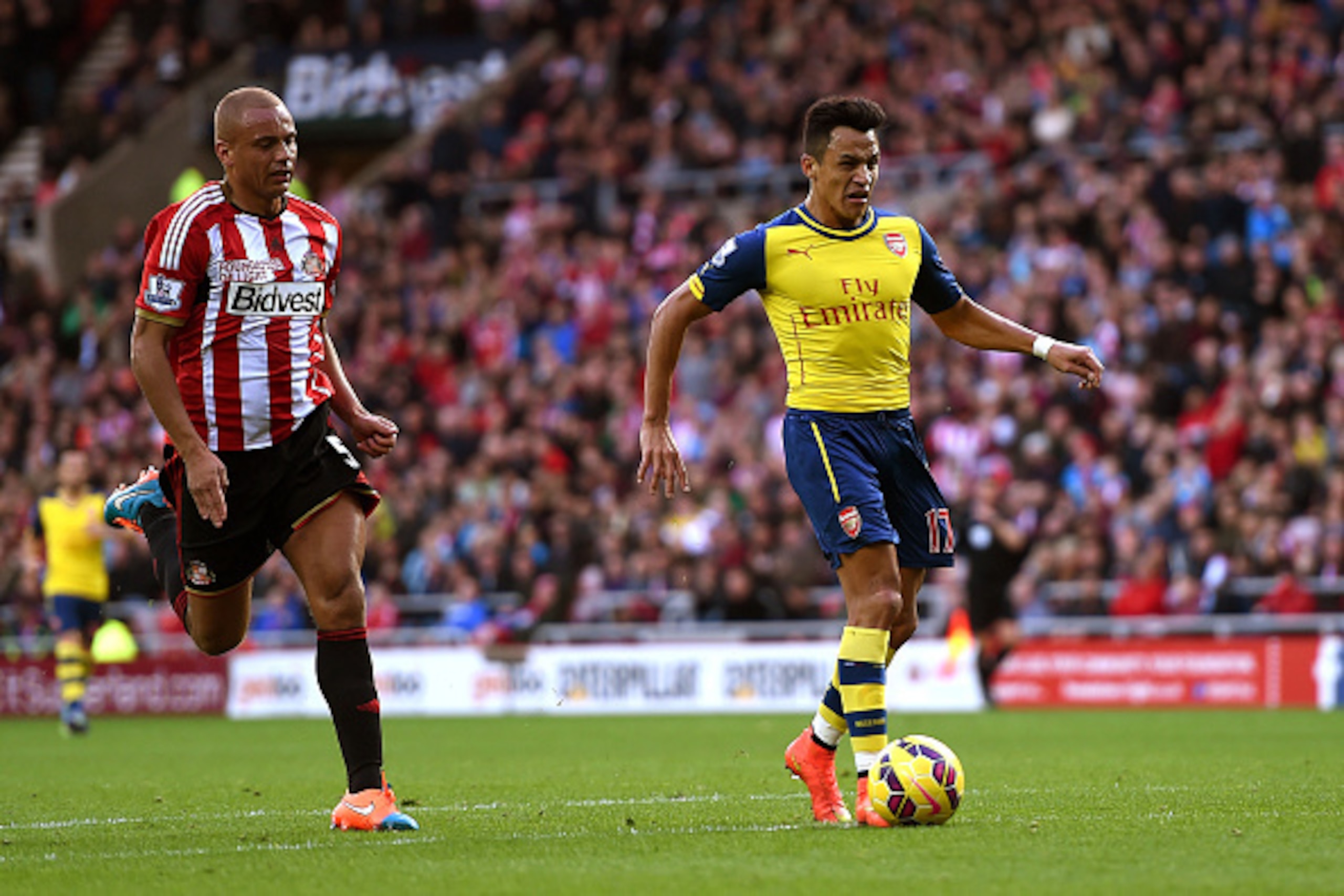 SUNDERLAND, ENGLAND - OCTOBER 25: Alexis Sanchez of Arsenal outpaces Wes Brown of Sunderland to score the opening goal during the Barclays Premier League match between Sunderland and Arsenal at the Stadium of Light on October 25, 2014 in Sunderland, Engl SUNDERLAND, ENGLAND - OCTOBER 25: Alexis Sanchez of Arsenal outpaces Wes Brown of Sunderland to score the opening goal during the Barclays Premier League match between Sunderland and Arsenal at the Stadium of Light on October 25, 2014 in Sunderland, Engl