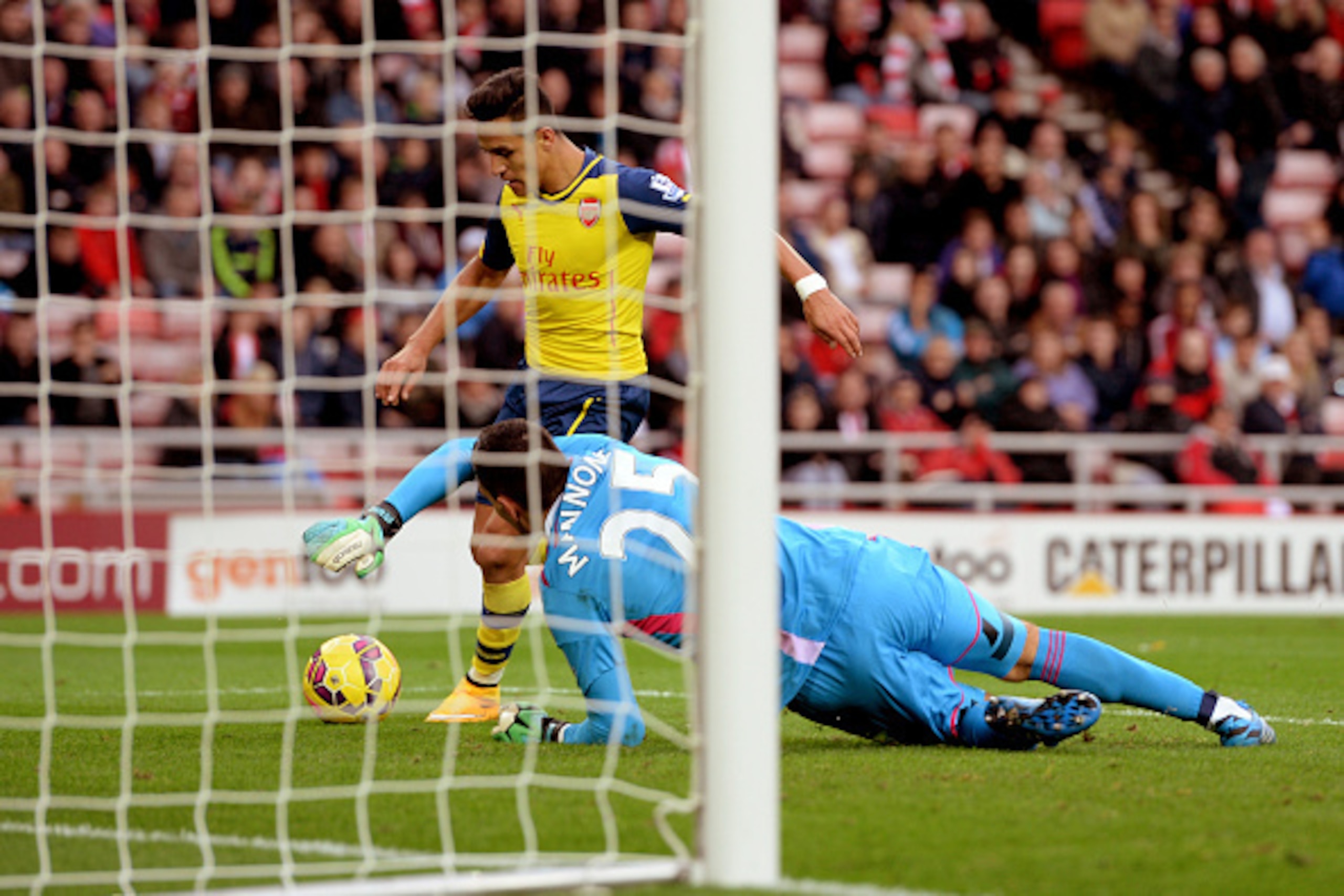 SUNDERLAND, ENGLAND - OCTOBER 25:  Alexis Sanchez of Arsenal rounds goalkeeper Vito Mannone of Sunderland to score histeam'ssecond goal during the Barclays Premier League match between Sunderland and Arsenal at the Stadium of Light on October 25, 2014 in 