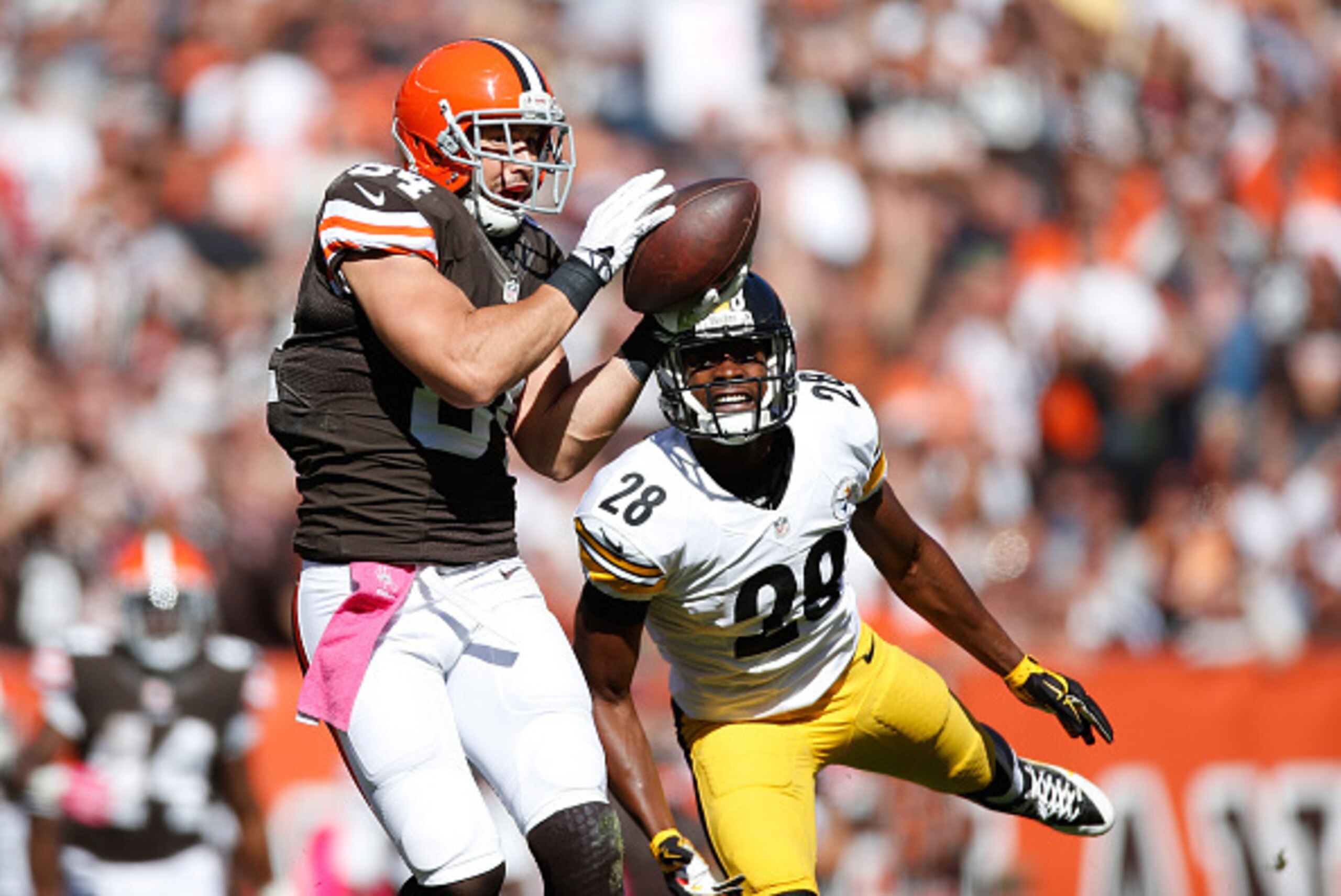 CLEVELAND, OH - OCTOBER 12:  Jordan Cameron #84 of the Cleveland Browns makes a second quarter touchdown catch in front of Cortez Allen #28 of the Pittsburgh Steelers at FirstEnergy Stadium on October 12, 2014 in Cleveland, Ohio.  (Photo by Gregory Shamus