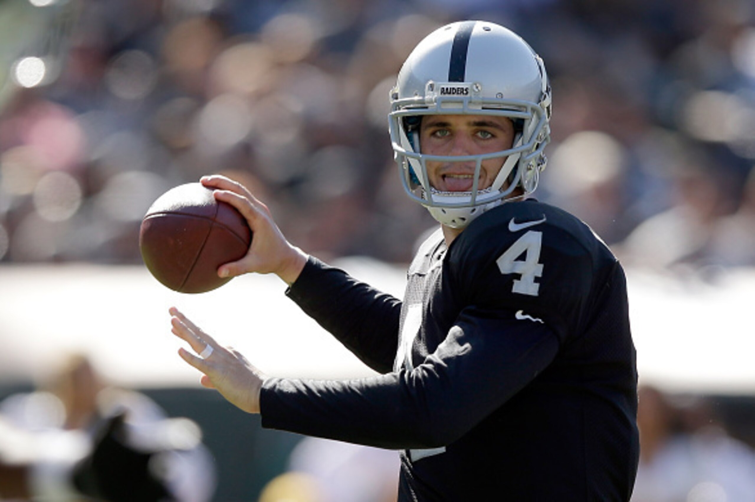 OAKLAND, CA - OCTOBER 19:  Derek Carr #4 of the Oakland Raiders in action against the Arizona Cardinals at O.co Coliseum on October 19, 2014 in Oakland, California.  (Photo by Ezra Shaw/Getty Images)