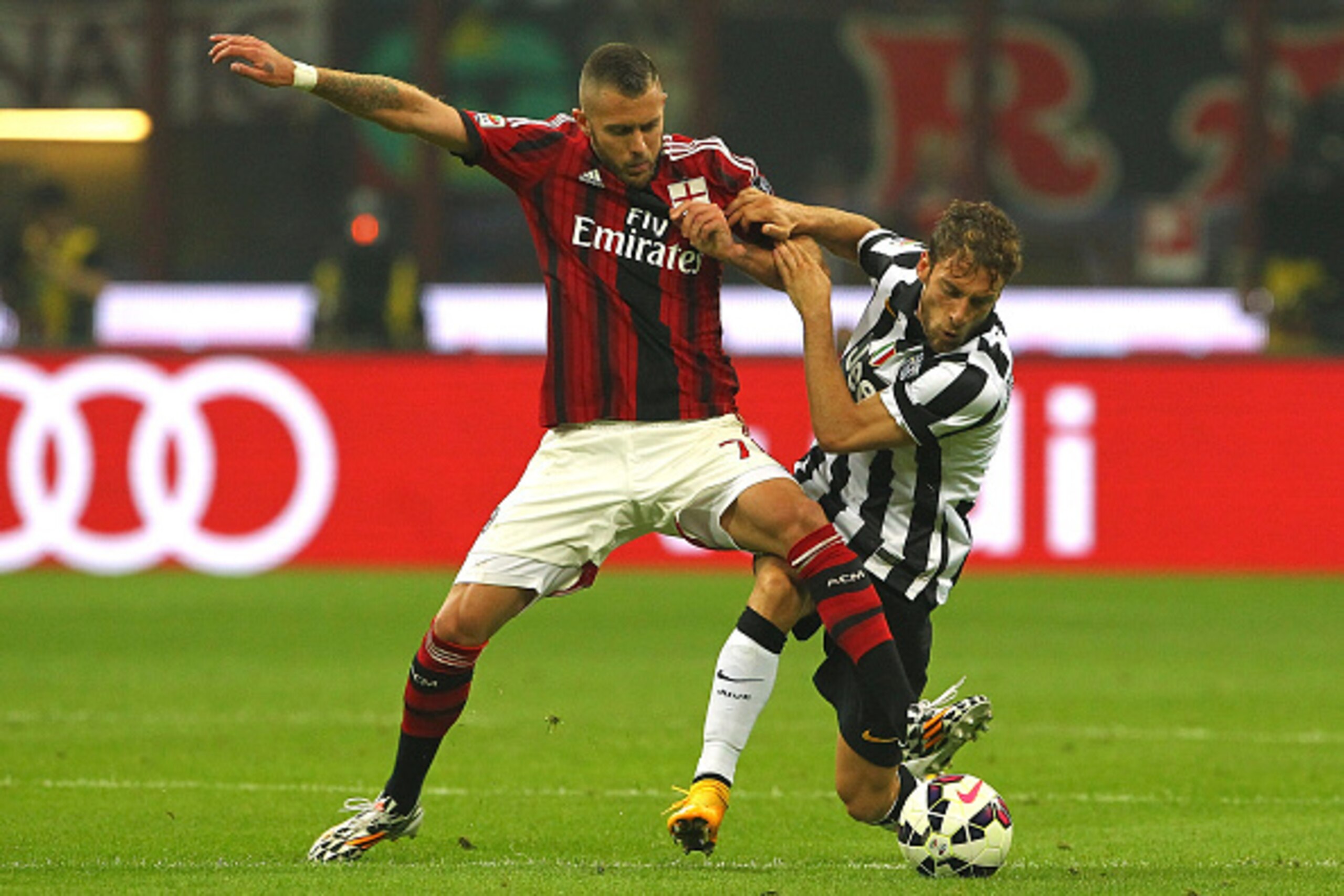 MILAN, ITALY - SEPTEMBER 20:  Jeremy Menez of AC Milan competes for the ball with Claudio Marchisio of Juventus FC during the Serie A match between AC Milan and Juventus FC at Stadio Giuseppe Meazza on September 20, 2014 in Milan, Italy.  (Photo by Marco 