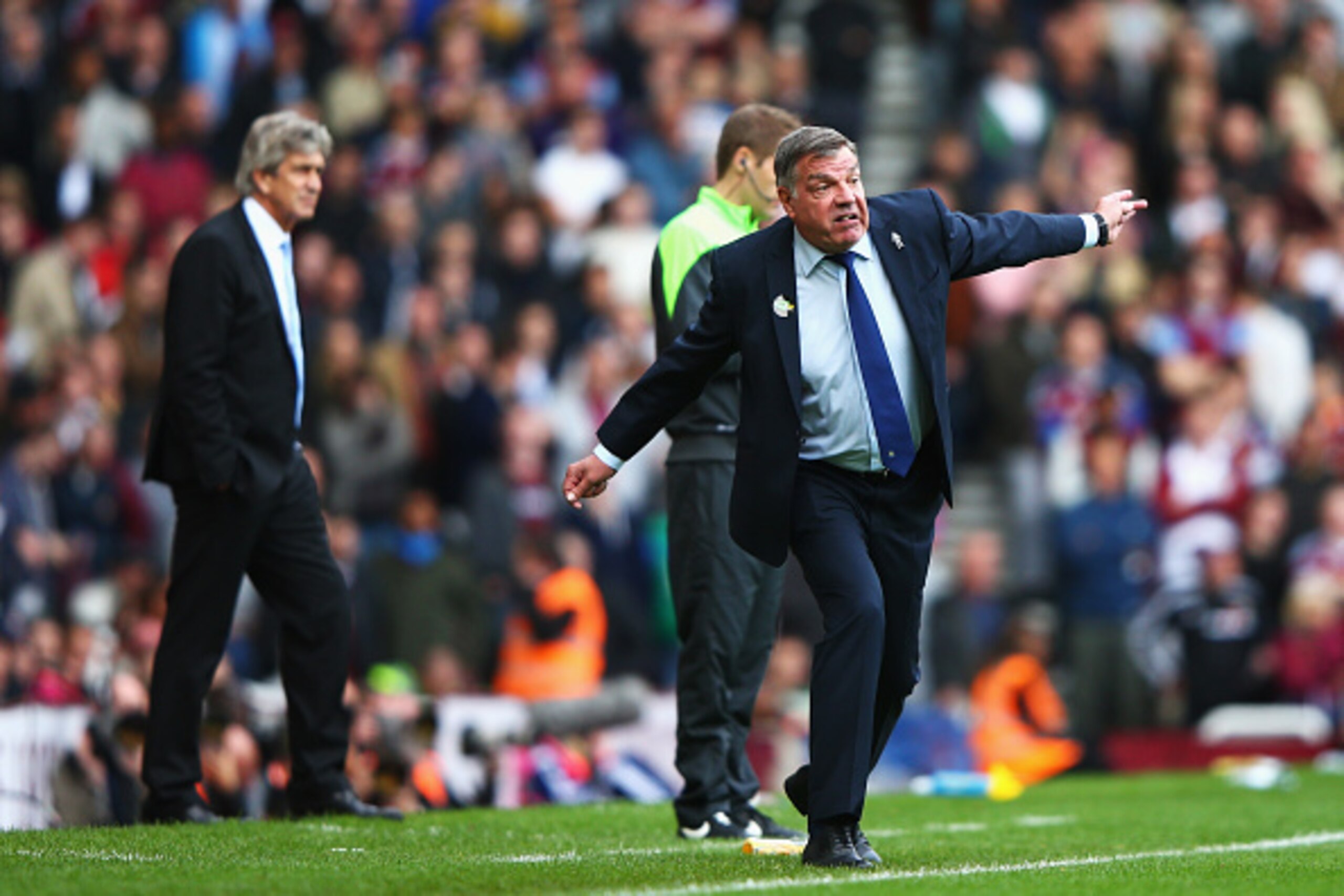 LONDON, ENGLAND - OCTOBER 25:  Sam Allardyce, manager of West Ham United encourages his team with Manuel Pellegrini, manager of Manchester City during the Barclays Premier League match between West Ham United and Manchester City at Boleyn Ground on Octobe