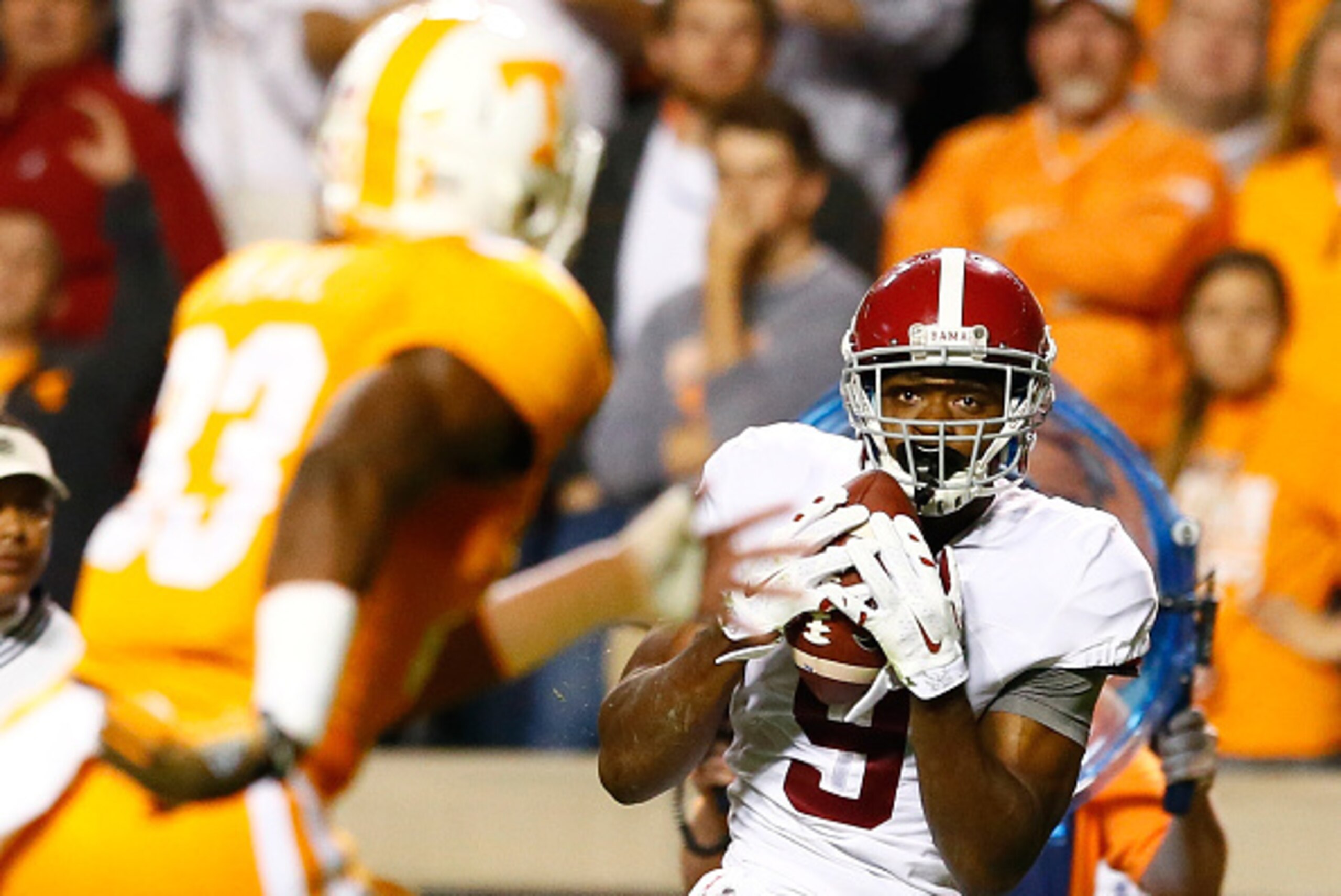 KNOXVILLE, TN - OCTOBER 25: Amari Cooper #9 of the Alabama Crimson Tide pulls in this reception on the way to a touchdown against LaDarrell McNeil #33 of the Tennessee Volunteers at Neyland Stadium on October 25, 2014 in Knoxville, Tennessee. (Photo by KNOXVILLE, TN - OCTOBER 25: Amari Cooper #9 of the Alabama Crimson Tide pulls in this reception on the way to a touchdown against LaDarrell McNeil #33 of the Tennessee Volunteers at Neyland Stadium on October 25, 2014 in Knoxville, Tennessee. (Photo by