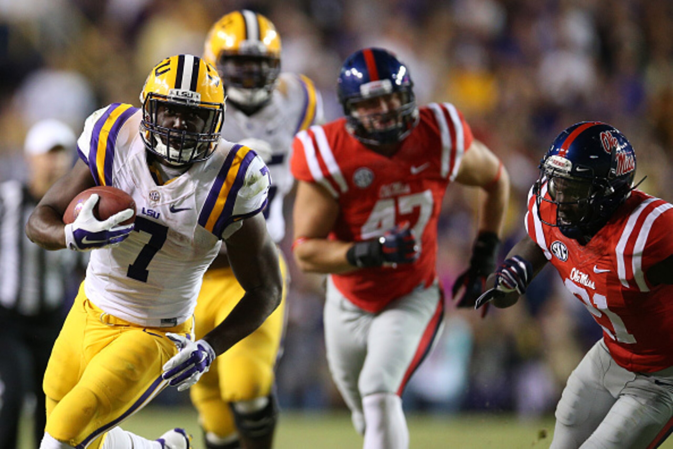 BATON ROUGE, LA - OCTOBER 25:  Leonard Fournette #7 of the LSU Tigers runs the ball against the Mississippi Rebels at Tiger Stadium on October 25, 2014 in Baton Rouge, Louisiana.  (Photo by Chris Graythen/Getty Images)