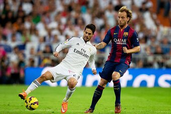 MADRID, SPAIN - OCTOBER 25:  Isco of Real Madrid CF is challenged by Ivan Rakitic of Barcelona during the La Liga match between Real Madrid CF and FC Barcelona at Estadio Santiago Bernabeu on October 25, 2014 in Madrid, Spain.  (Photo by Gonzalo Arroyo Mo