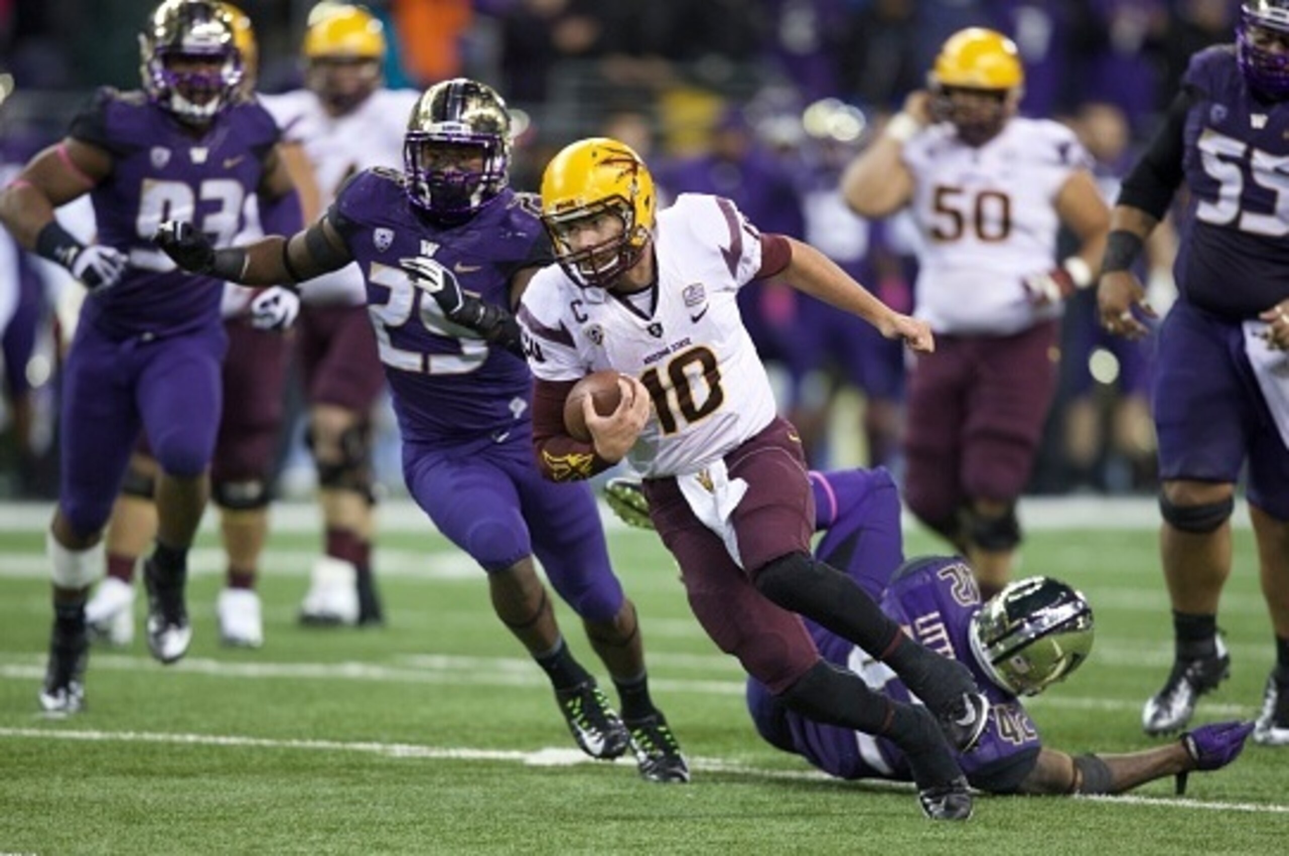 SEATTLE, WA - OCTOBER 25: Arizona State Sun Devils quarterback Taylor Kelly #10 rushes the ball as Washington Huskies linebacker Keishawn Bierria #25 pursues  in the second half of play at Husky Stadium on September October 25, 2014 in Seattle, WA. The Ar