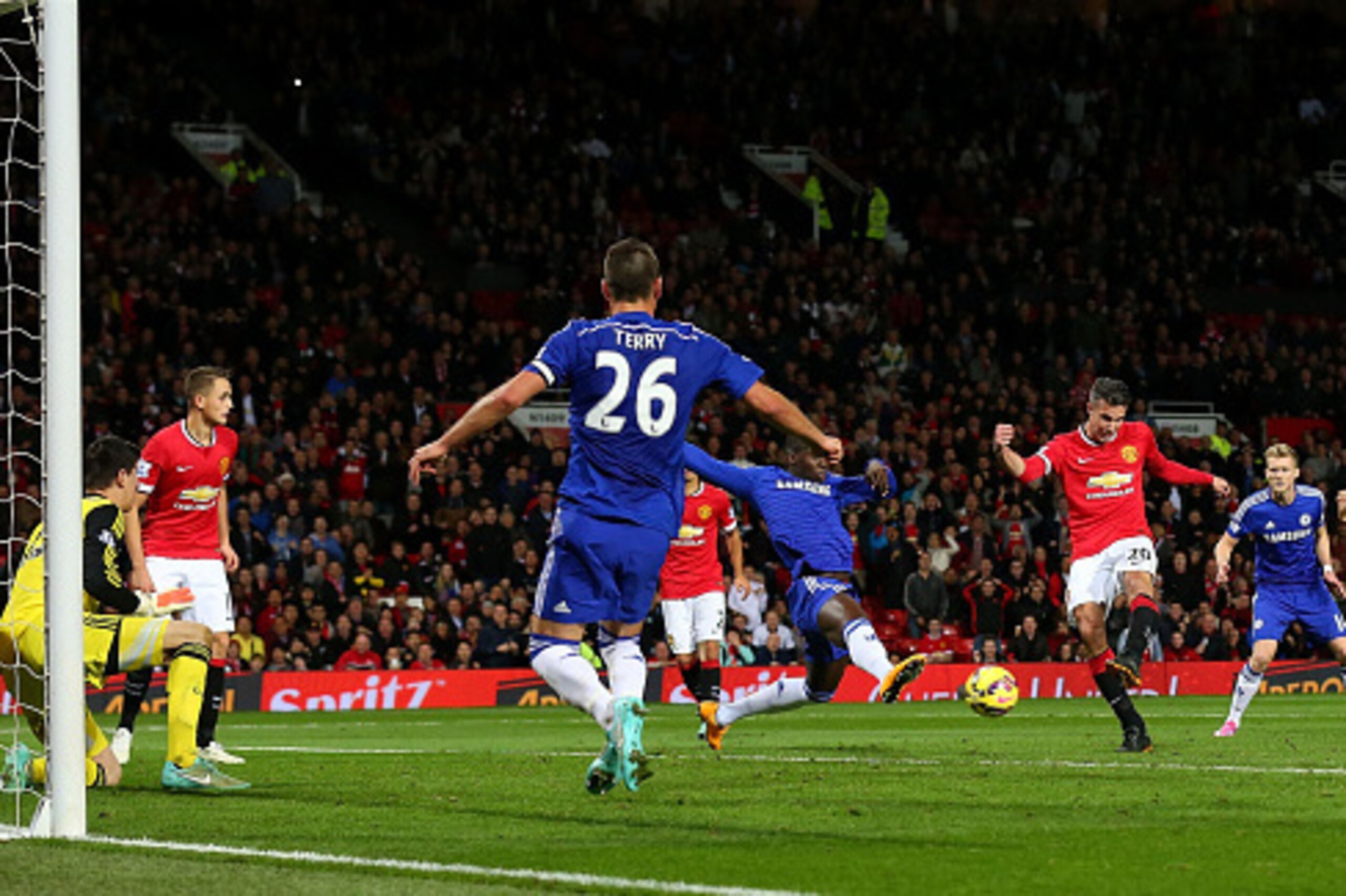 MANCHESTER, ENGLAND - OCTOBER 26:  Robin van Persie of Manchester United scores the equalising goal during the Barclays Premier League match between Manchester United and Chelsea at Old Trafford on October 26, 2014 in Manchester, England.  (Photo by Alex 