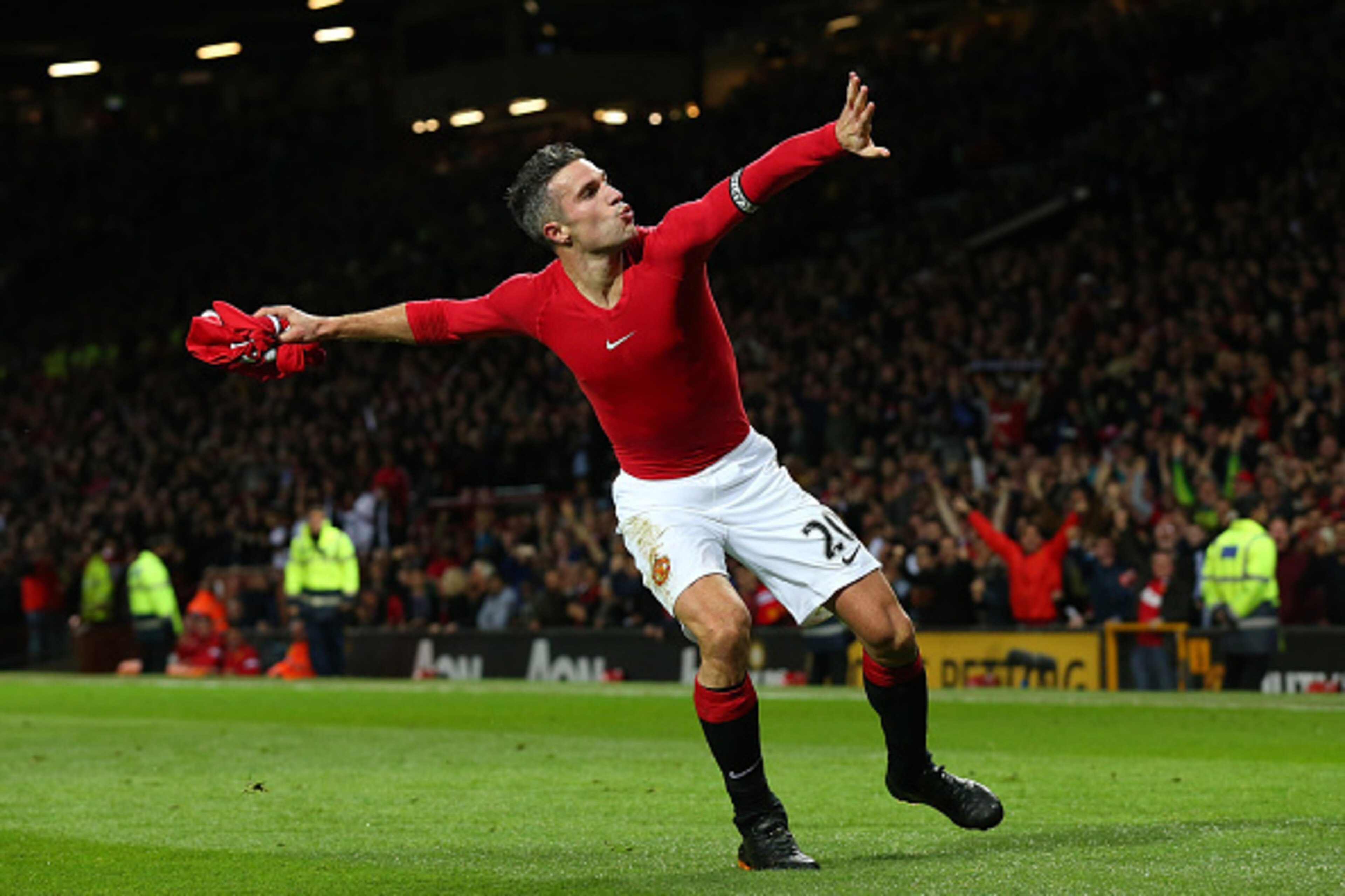 MANCHESTER, ENGLAND - OCTOBER 26:  Robin van Persie of Manchester United celebrates scoring the equalising goal during the Barclays Premier League match between Manchester United and Chelsea at Old Trafford on October 26, 2014 in Manchester, England.  (Ph
