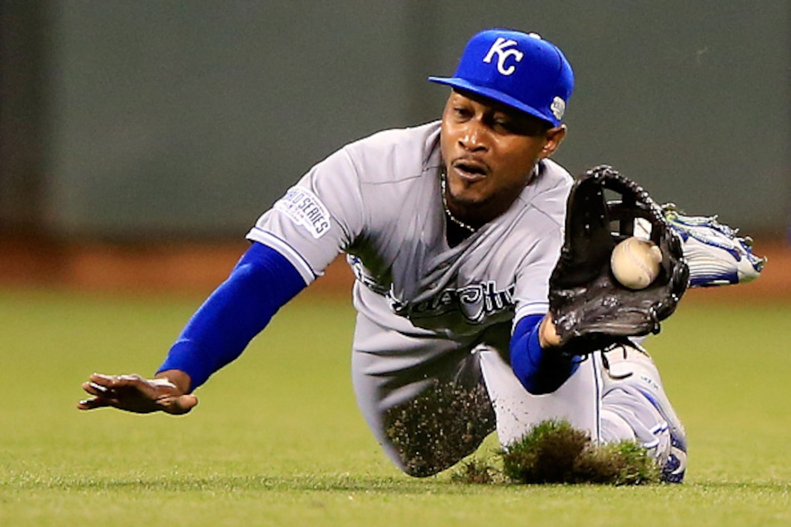 SAN FRANCISCO, CA - OCTOBER 25:  Jarrod Dyson #1 of the Kansas City Royals makes a diving catch on a ball hit Juan Perez #2 of the San Francisco Giants in the fifth inning during Game Four of the 2014 World Series at AT&T Park on October 25, 2014 in San F