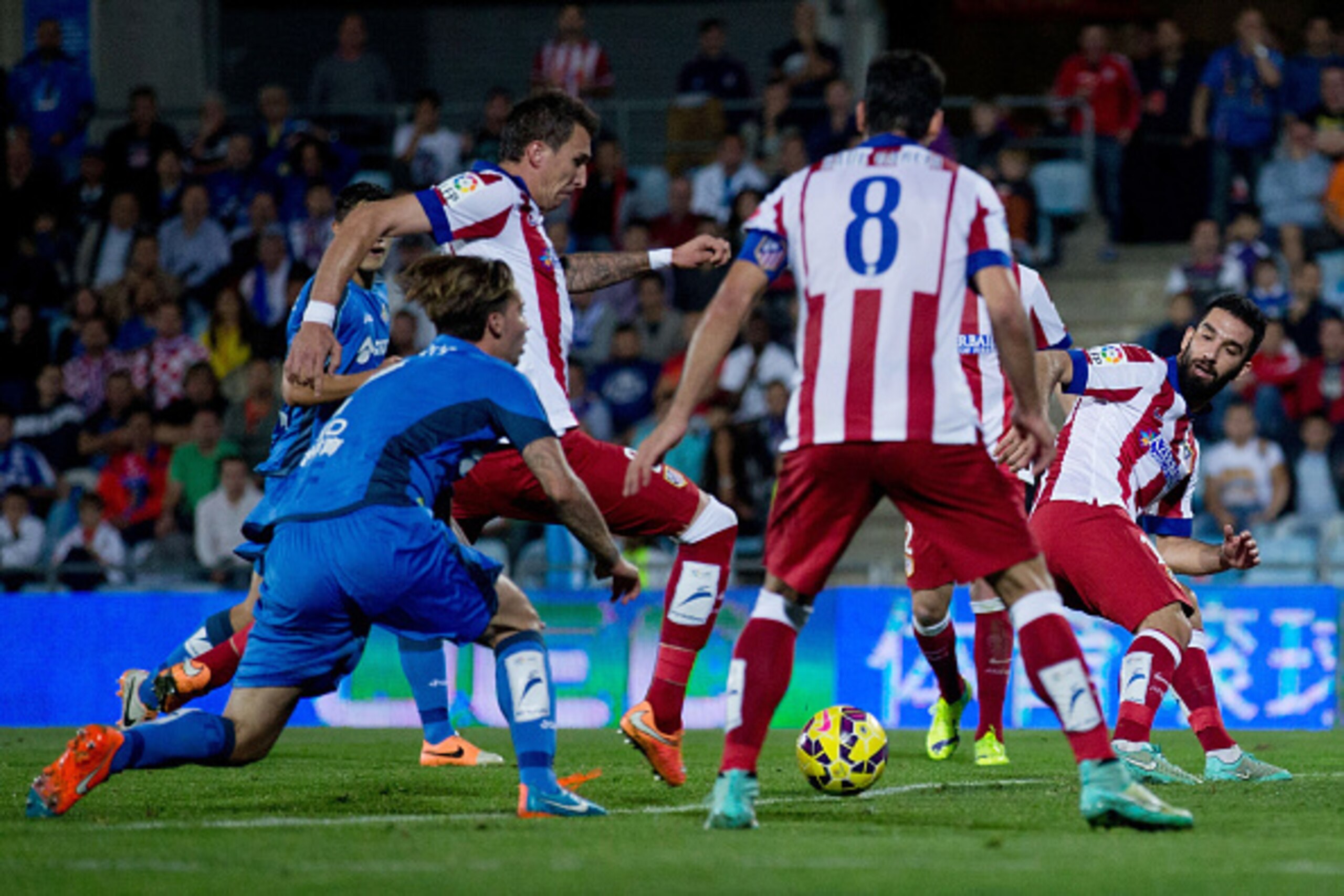 GETAFE, SPAIN - OCTOBER 26: Mario Mandzukic of Atletico de Madrid scores their opening goal during the La Liga match between Getafe CF and Club Atletico de Madrid at Coliseum Alfonso Perez on October 26, 2014 in Getafe, Spain.  (Photo by Gonzalo Arroyo Mo