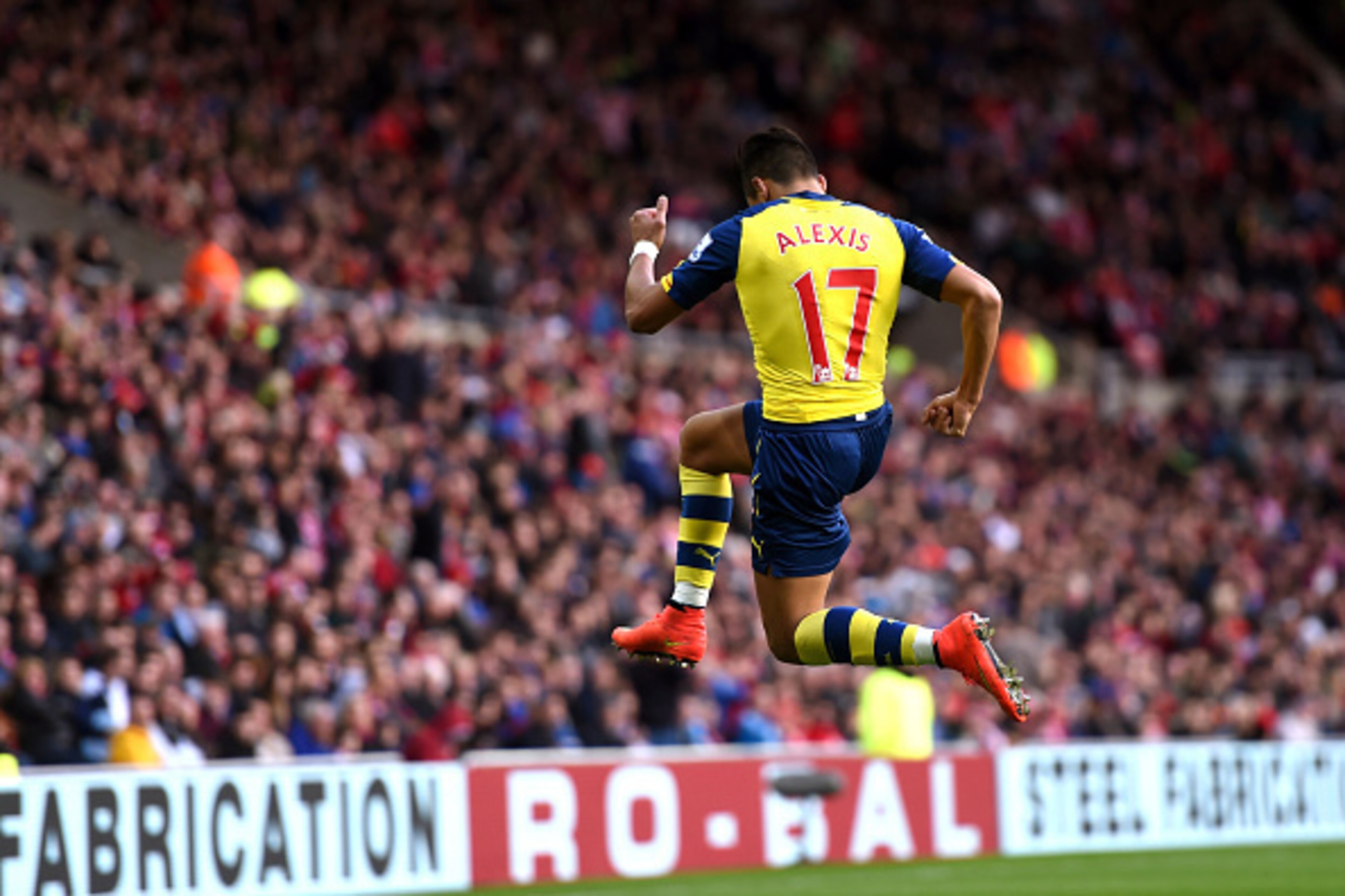 SUNDERLAND, ENGLAND - OCTOBER 25:  Alexis Sanchez of Arsenal celebrates after scoring the opening goal during the Barclays Premier League match between Sunderland and Arsenal at the Stadium of Light on October 25, 2014 in Sunderland, England.  (Photo by M