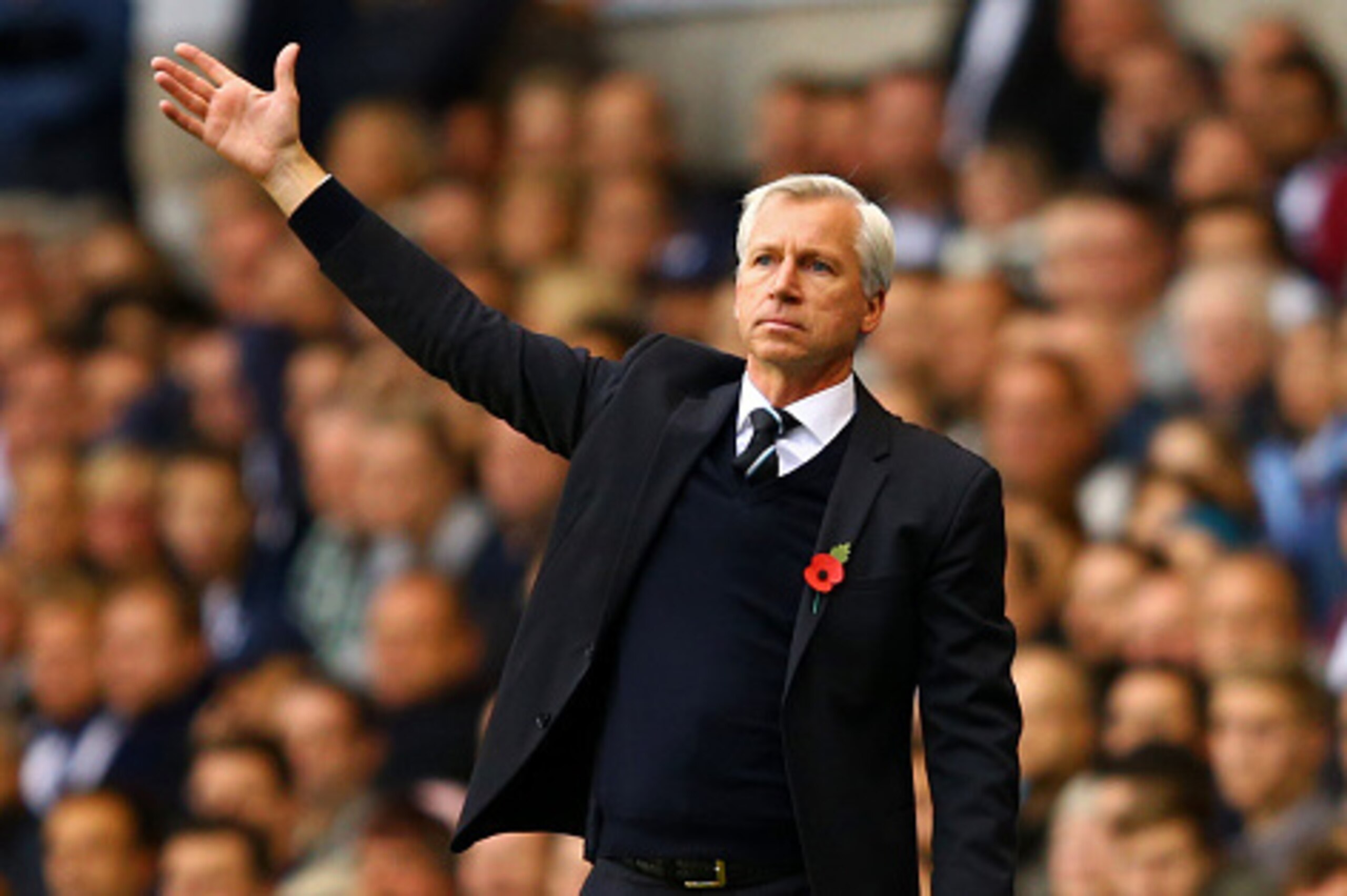 LONDON, ENGLAND - OCTOBER 26:  Alan Pardew, manager of Newcastle United gestures during the Barclays Premier League match between Tottenham Hotspur and Newcastle United at White Hart Lane on October 26, 2014 in London, England.  (Photo by Richard Heathcot