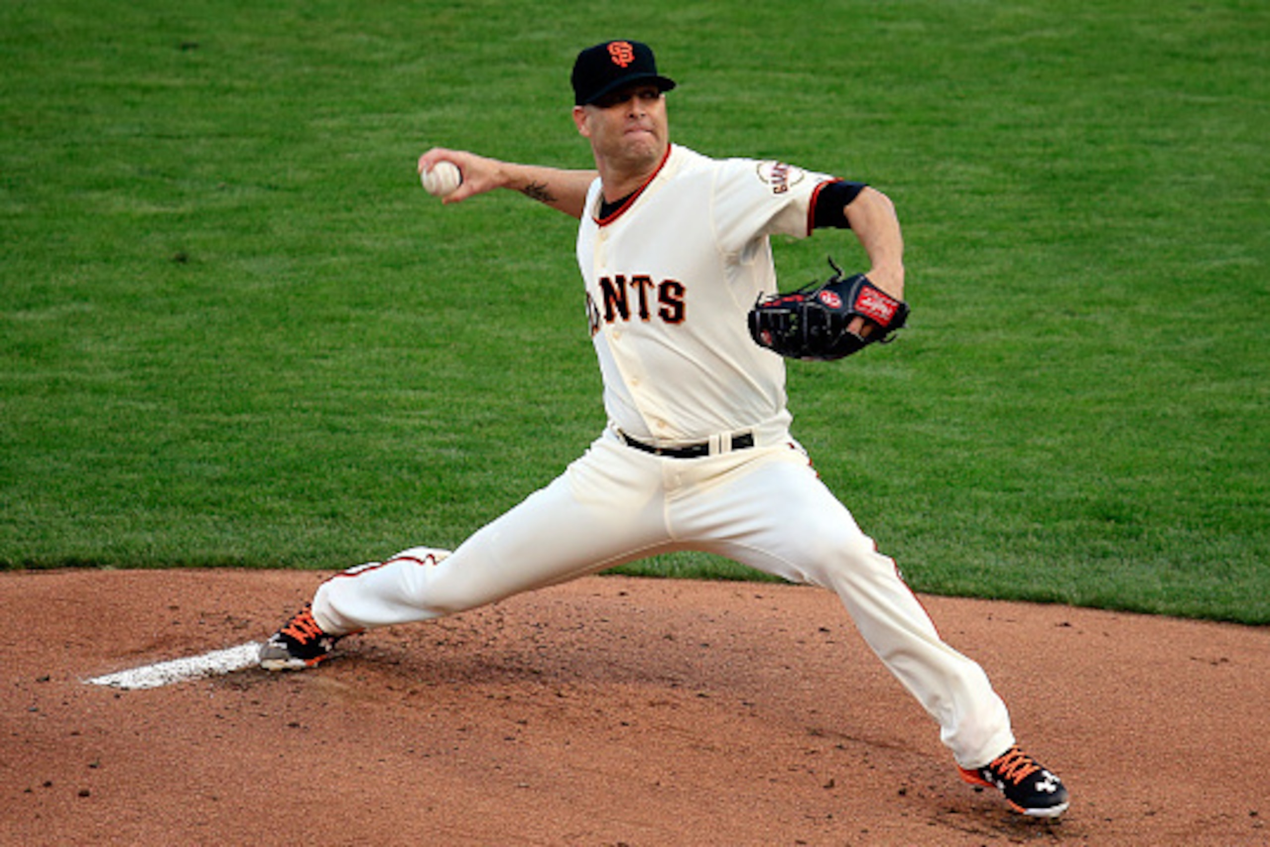 SAN FRANCISCO, CA - OCTOBER 24:  Pitcher Tim Hudson #17 of the San Francisco Giants pitches in the first inning against the Kansas City Royals during Game Three of the 2014 World Series at AT&T Park on October 24, 2014 in San Francisco, California.  (Phot