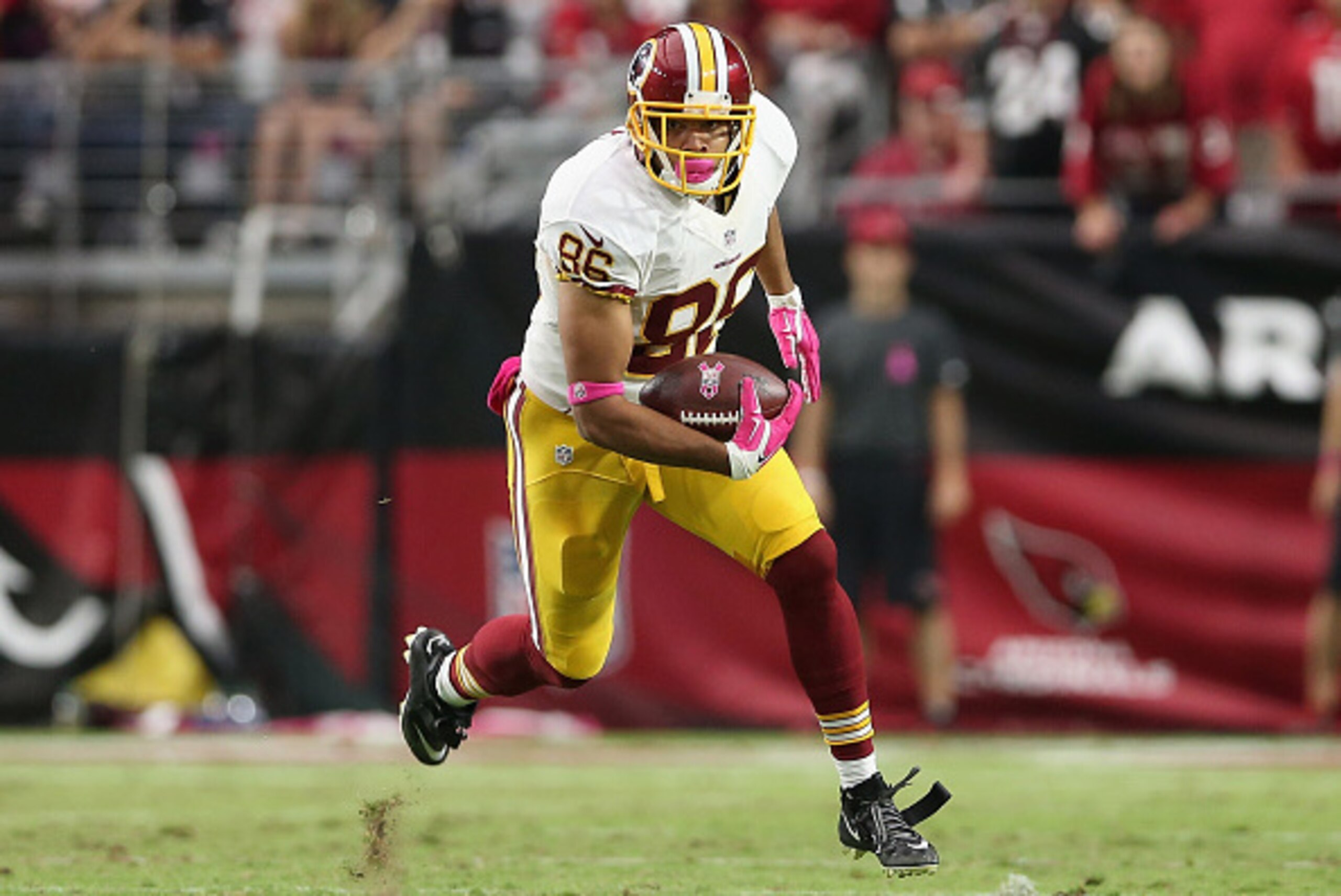 GLENDALE, AZ - OCTOBER 12:  Tight end Jordan Reed #86 of the Washington Redskins runs with the football against the Arizona Cardinals during the NFL game at the University of Phoenix Stadium on October 12, 2014 in Glendale, Arizona. The Cardinals defeated