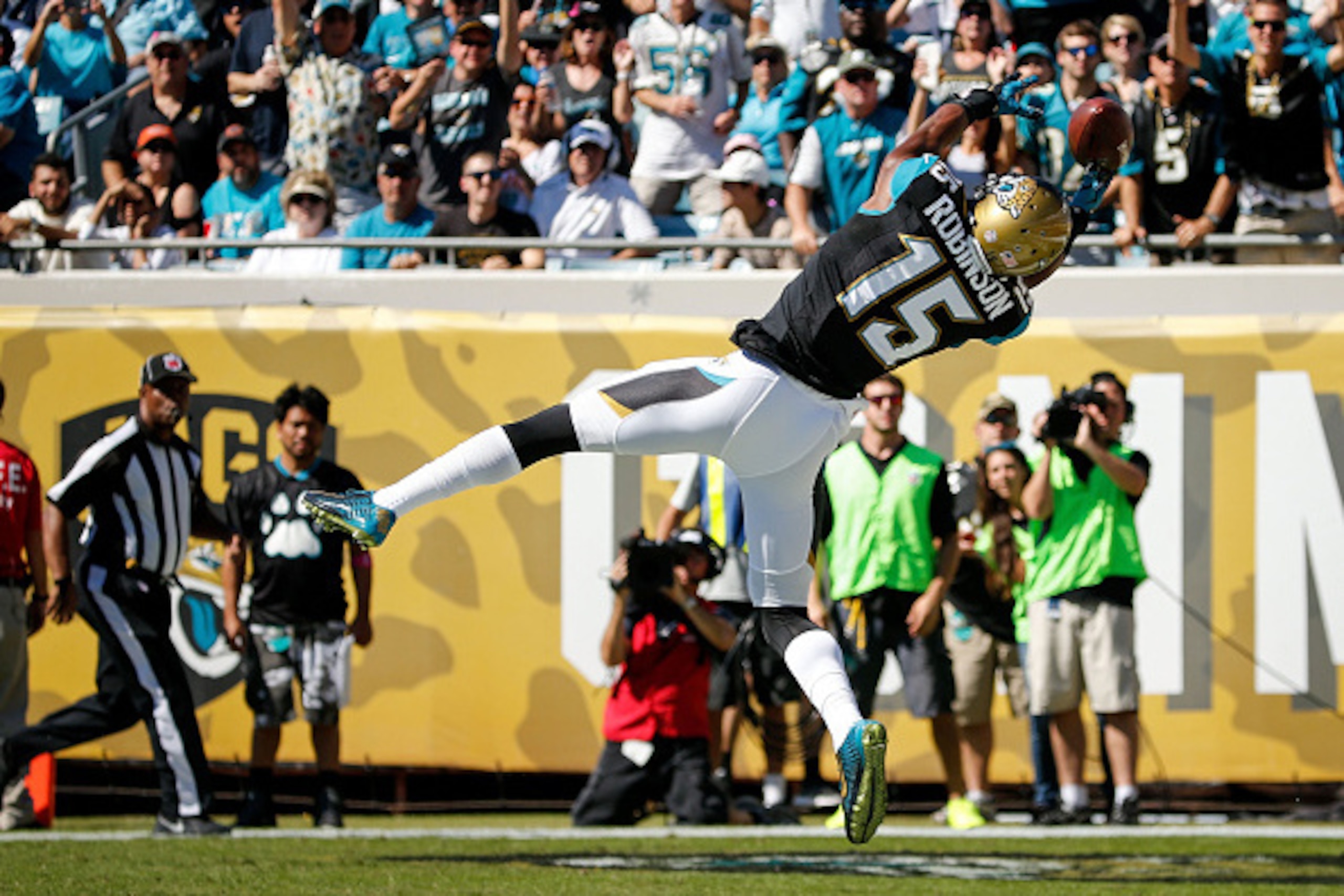 JACKSONVILLE, FL - OCTOBER 26: Allen Robinson #15 of the Jacksonville Jaguars misses a catch in the end zone during the first half of the game against the Miami Dolphins at EverBank Field on October 26, 2014 in Jacksonville, Florida. (Photo by Rob Foldy/ JACKSONVILLE, FL - OCTOBER 26: Allen Robinson #15 of the Jacksonville Jaguars misses a catch in the end zone during the first half of the game against the Miami Dolphins at EverBank Field on October 26, 2014 in Jacksonville, Florida. (Photo by Rob Foldy/