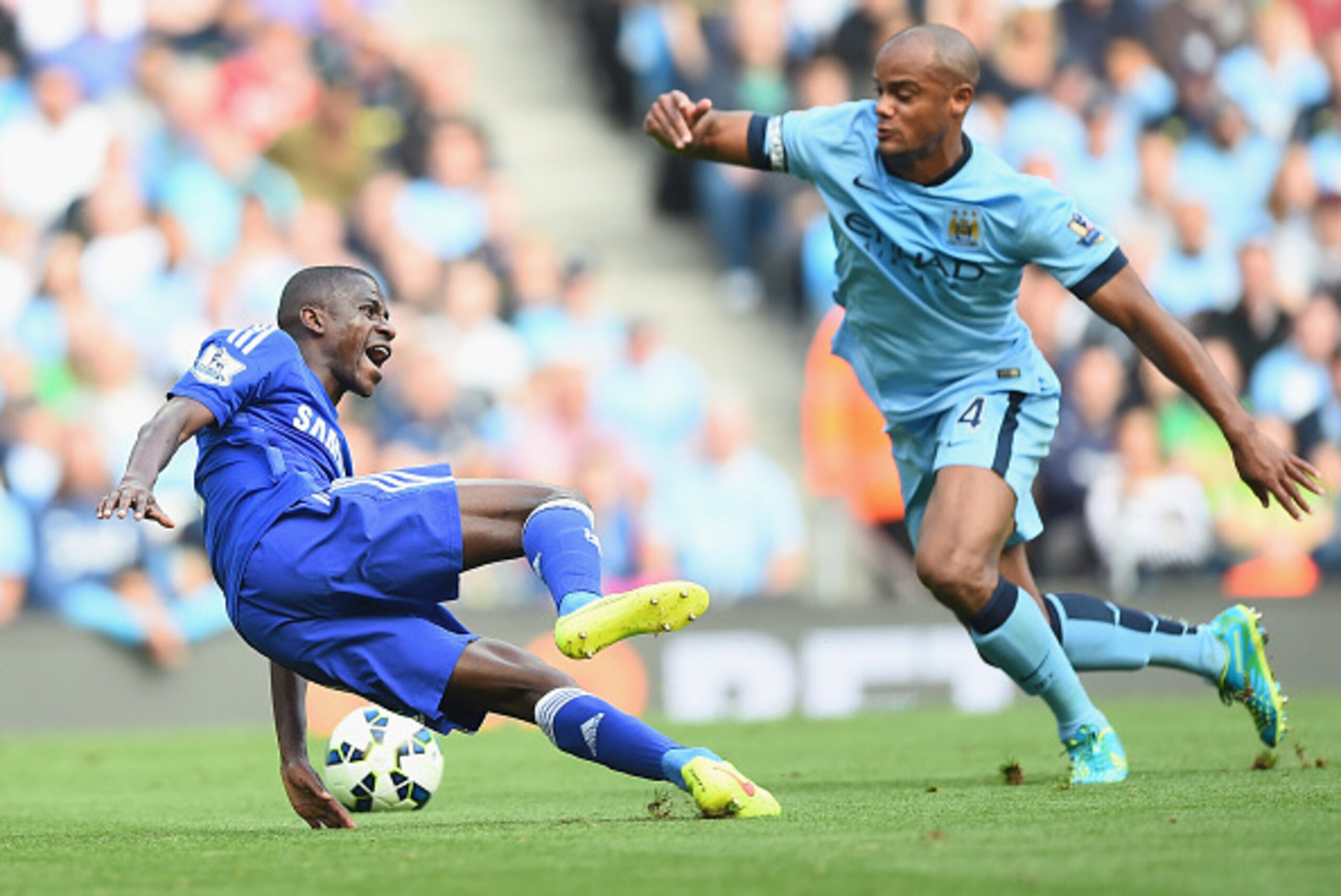 MANCHESTER, ENGLAND - SEPTEMBER 21: Ramires of Chelsea battles for the ball with Vincent Kompany of Manchester City during the Barclays Premier League match between Manchester City and Chelsea at Etihad Stadium on September 21, 2014 in Manchester, Englan MANCHESTER, ENGLAND - SEPTEMBER 21: Ramires of Chelsea battles for the ball with Vincent Kompany of Manchester City during the Barclays Premier League match between Manchester City and Chelsea at Etihad Stadium on September 21, 2014 in Manchester, Englan