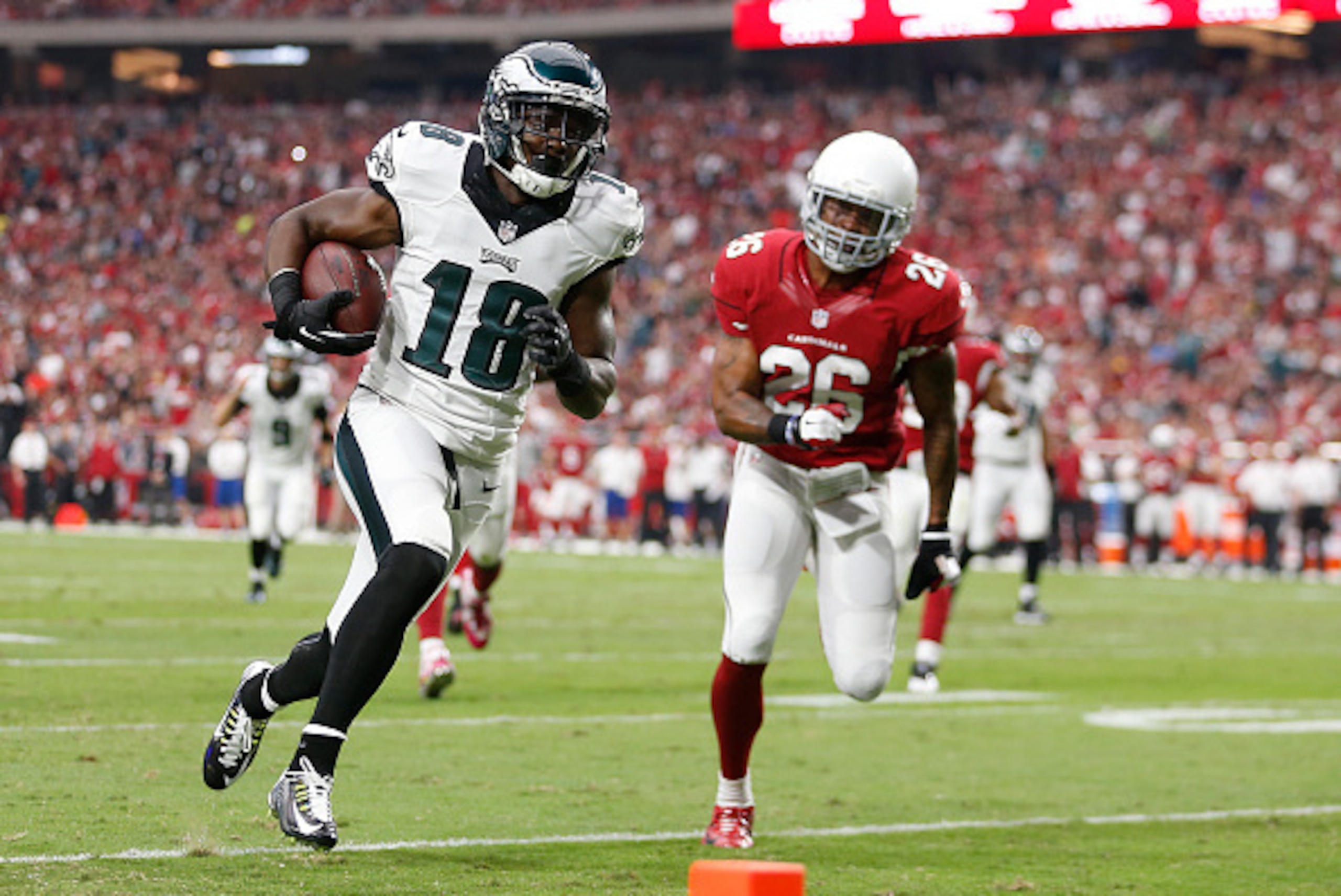 GLENDALE, AZ - OCTOBER 26:  Wide receiver Jeremy Maclin #18 of the Philadelphia Eagles runs with the football en route to a touchdown on a 21-yard pass reception against free safety Rashad Johnson #26 of the Arizona Cardinals in the first quarter of the N