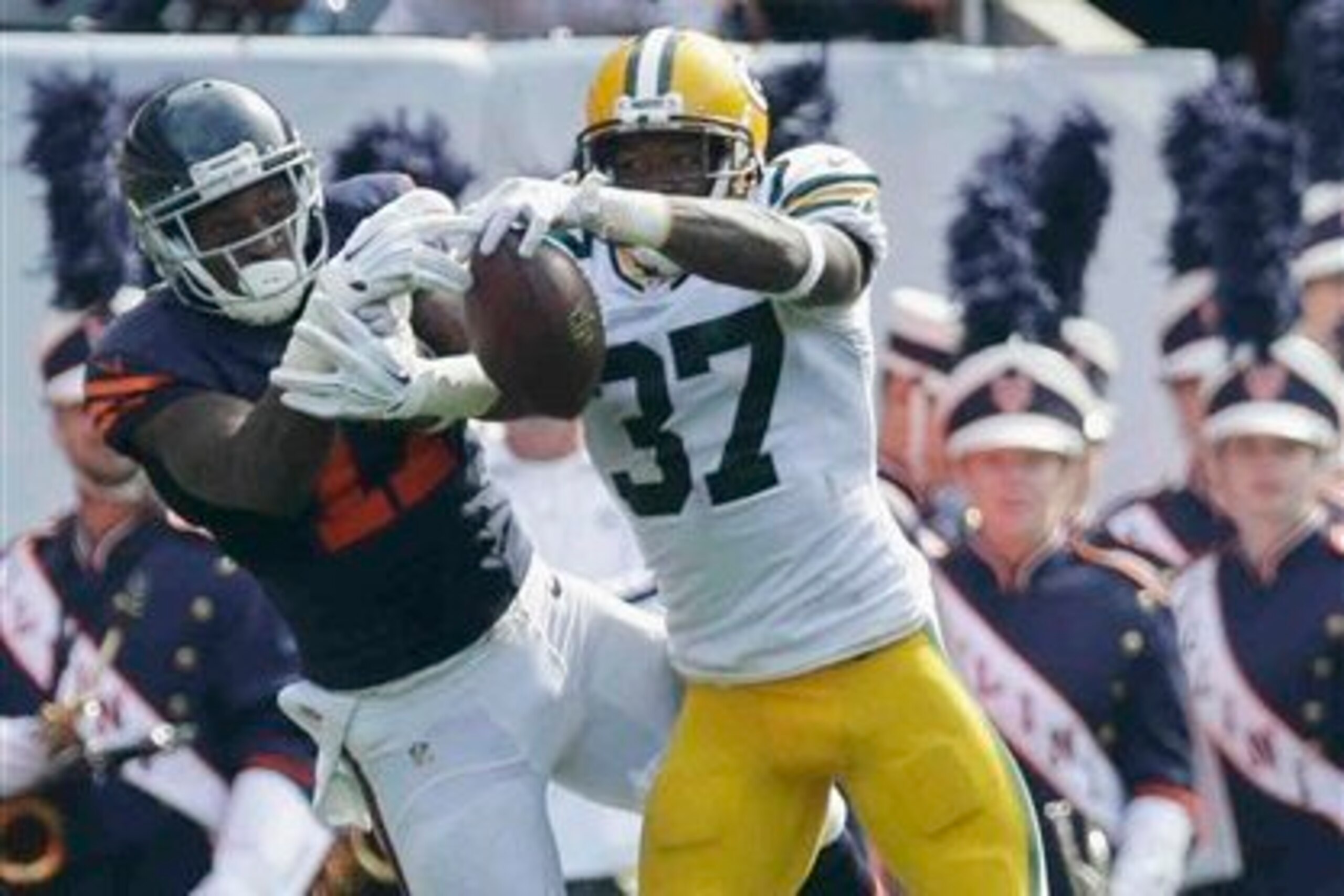Alshon Jeffery battles Packers CB Sam Shield for a 50/50 ball in the Bears' Week 4 loss.