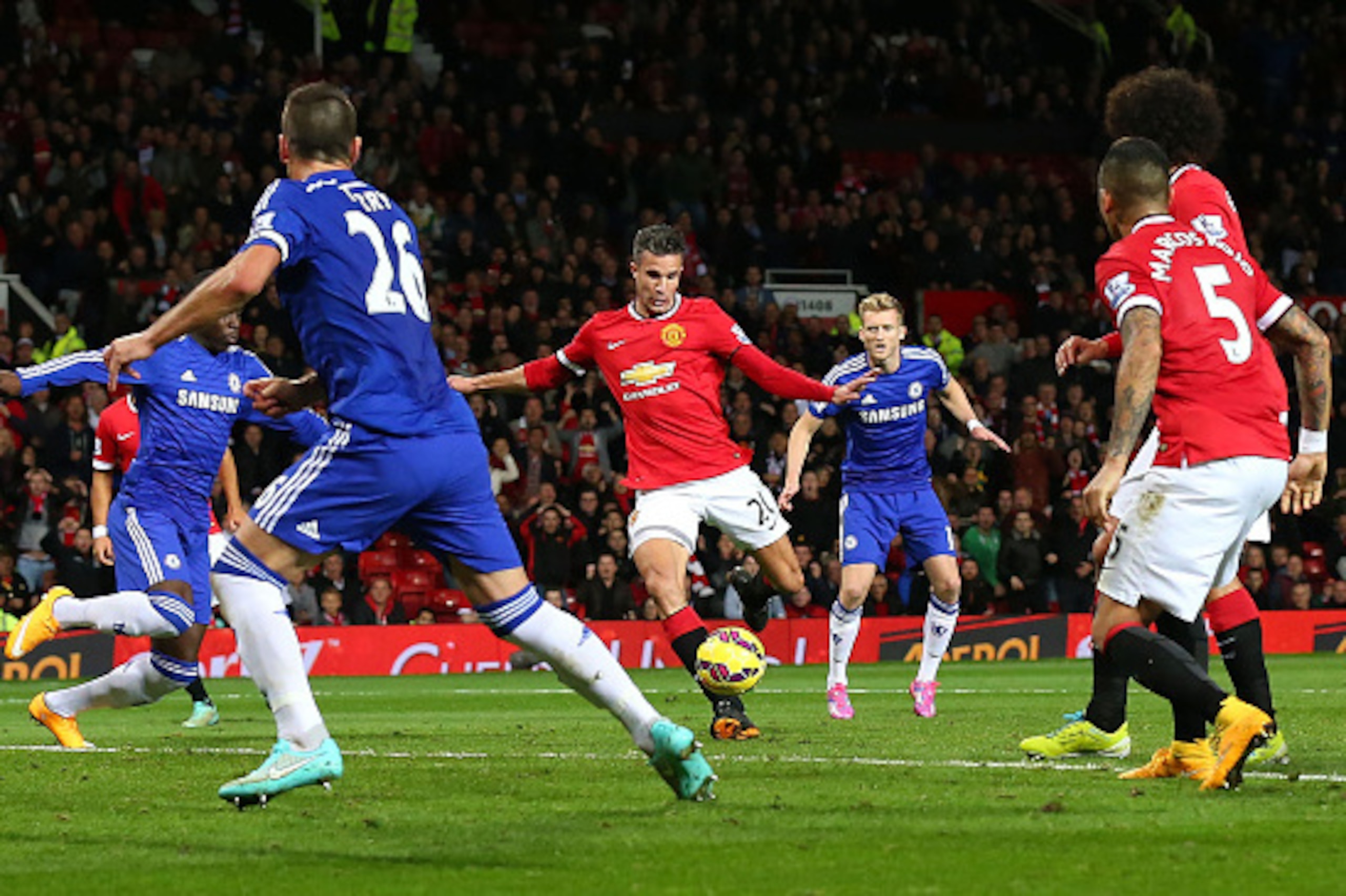 MANCHESTER, ENGLAND - OCTOBER 26:  Robin van Persie of Manchester United scores the equalising goal during the Barclays Premier League match between Manchester United and Chelsea at Old Trafford on October 26, 2014 in Manchester, England.  (Photo by Alex 