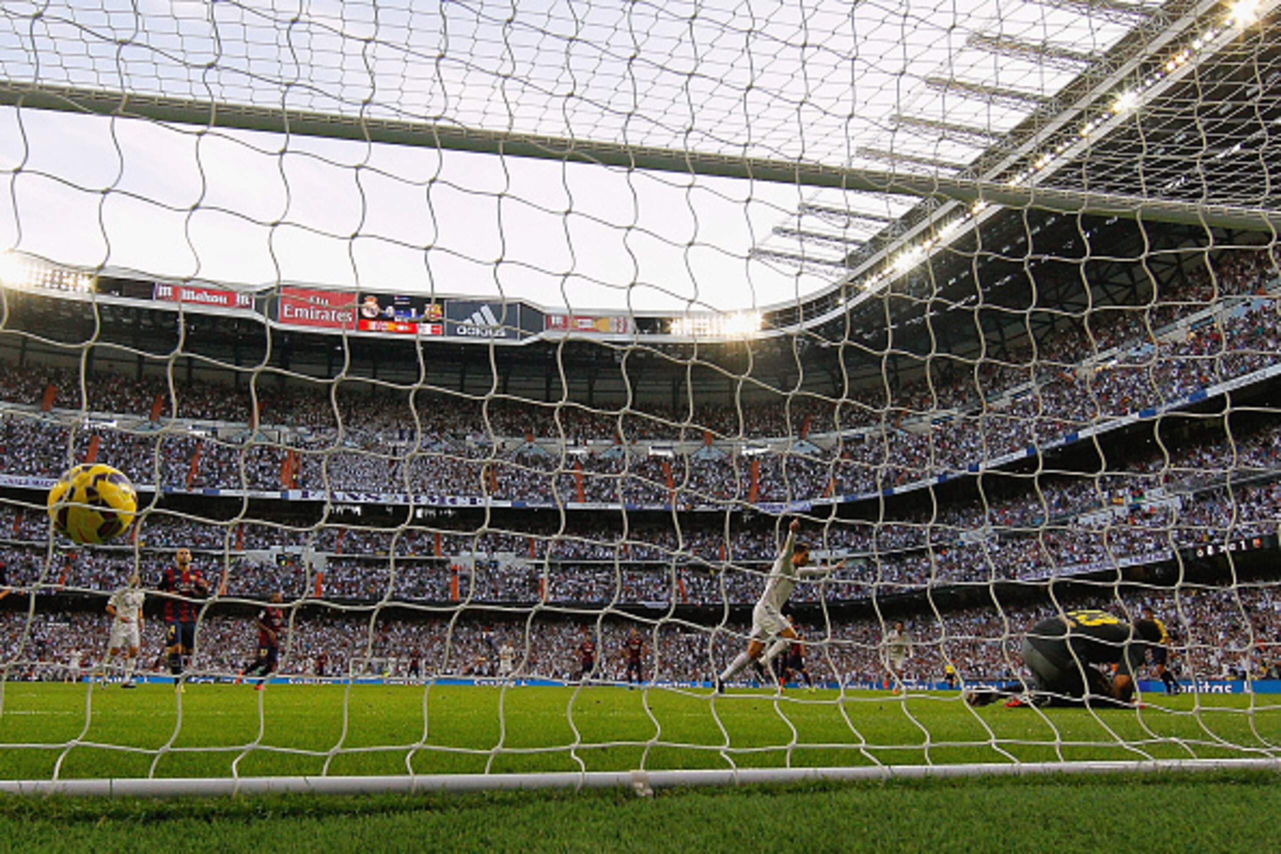MADRID, SPAIN - OCTOBER 25:  Cristiano Ronaldo of Real Madrid CF turns to celebrate after scoring their first goal from the penalty spot during the La Liga match between Real Madrid CF and FC Barcelona at Estadio Santiago Bernabeu on October 25, 2014 in M