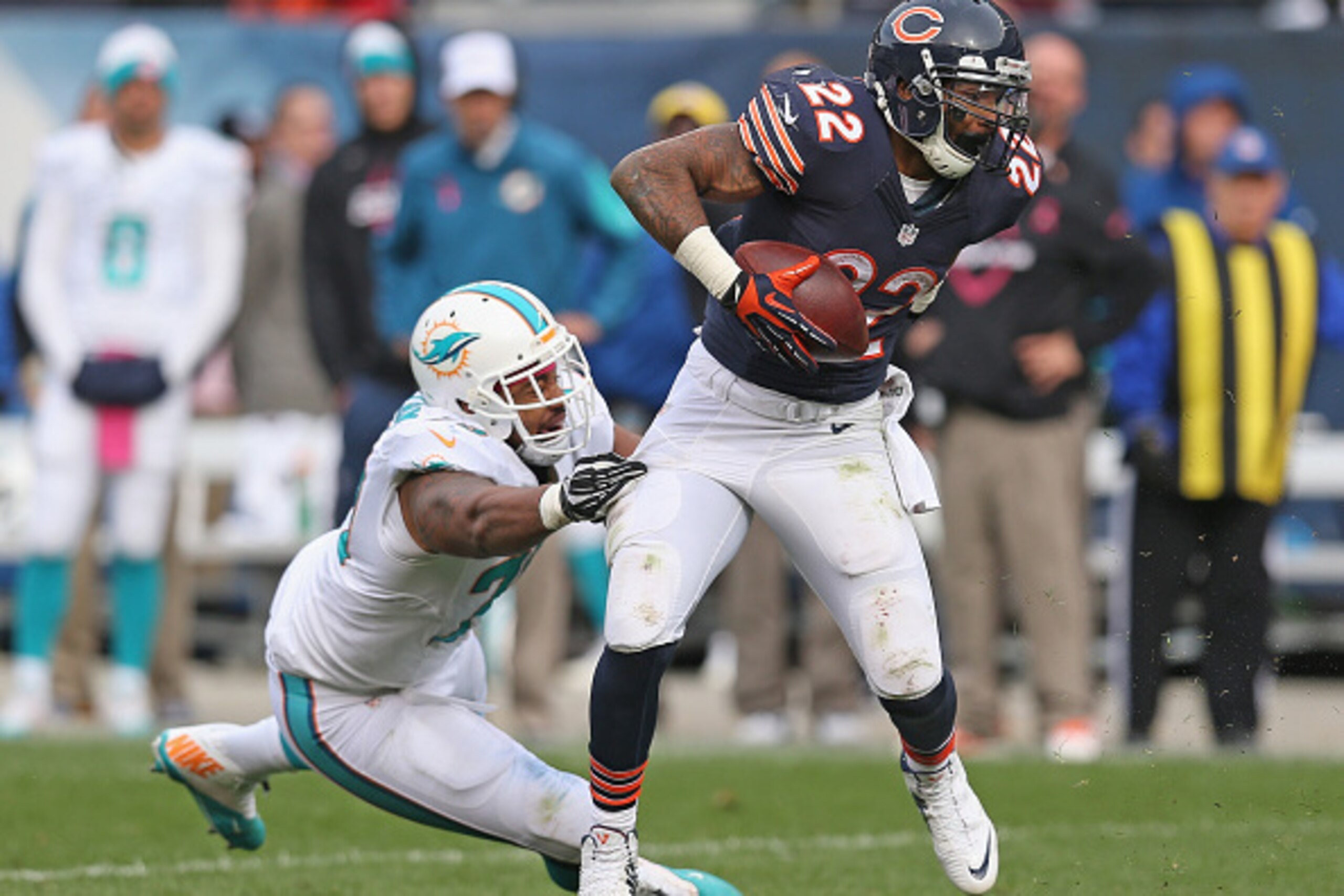CHICAGO, IL - OCTOBER 19:  Matt Forte #22 of the Chicago Bears breaks away from  Derrick Shelby #79 of the Miami Dolphins at Soldier Field on October 19, 2014 in Chicago, Illinois. The Dolphins defeated the Bears 27-14.  (Photo by Jonathan Daniel/Getty Im