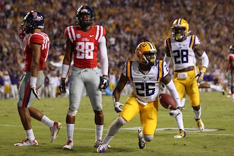 BATON ROUGE, LA - OCTOBER 25: Ronald Martin #26 of the LSU Tigers recovers a ball against the Mississippi Rebels at Tiger Stadium on October 25, 2014 in Baton Rouge, Louisiana. (Photo by Chris Graythen/Getty Images) BATON ROUGE, LA - OCTOBER 25: Ronald Martin #26 of the LSU Tigers recovers a ball against the Mississippi Rebels at Tiger Stadium on October 25, 2014 in Baton Rouge, Louisiana. (Photo by Chris Graythen/Getty Images)